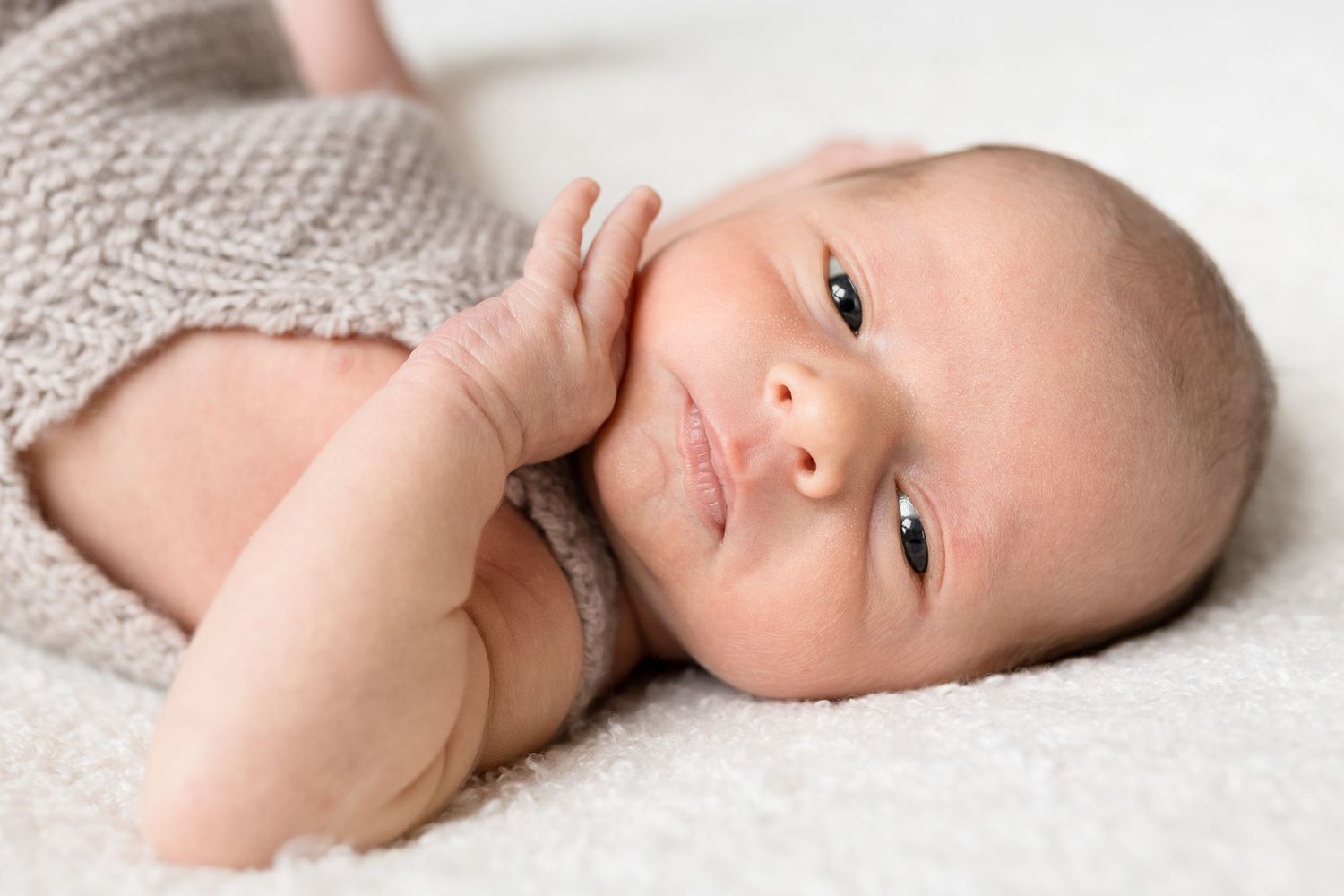 Mietteliäs pieni villashortseissa, newbornkuvaus