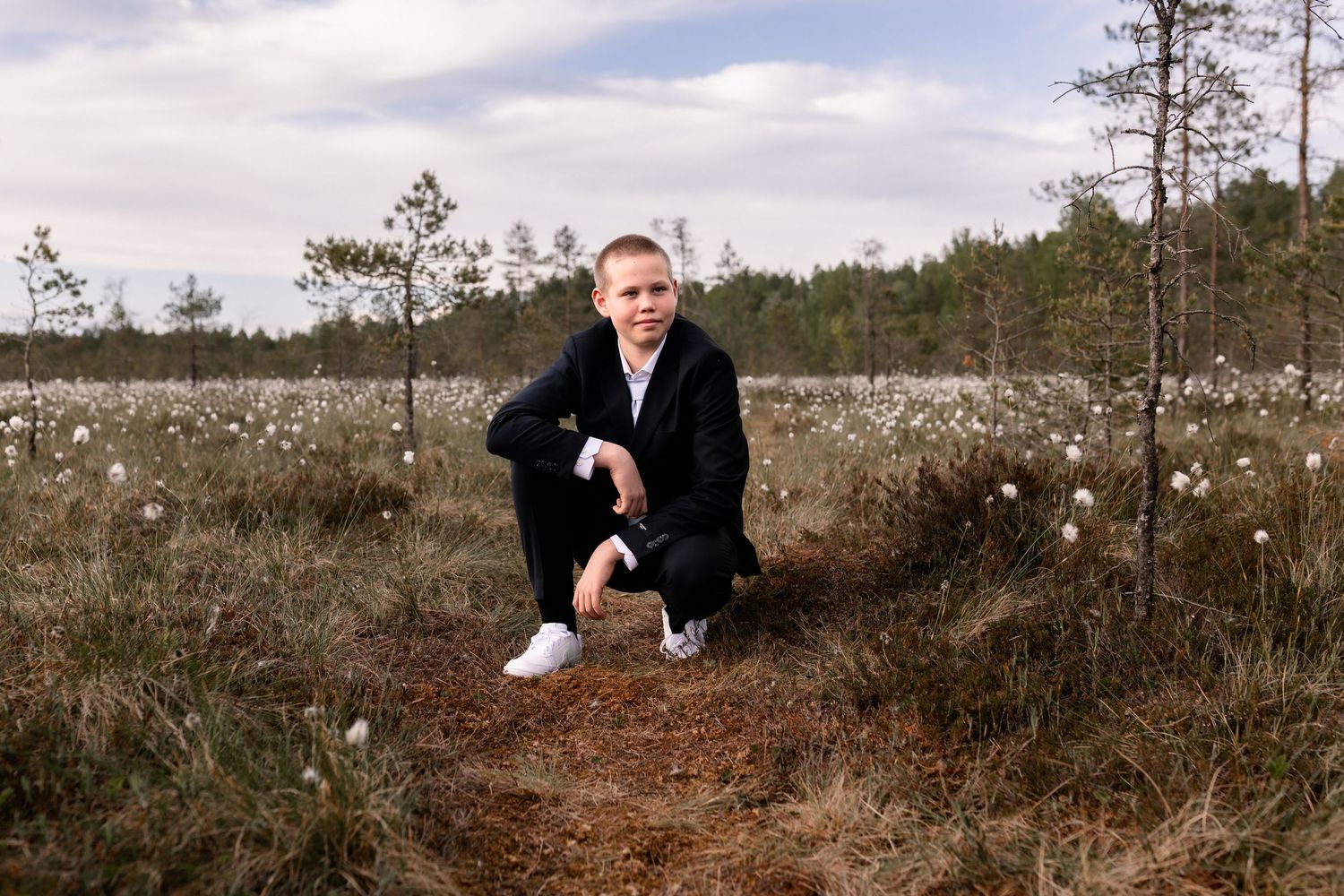 poika kyykyssä suolla, rippikuvaus