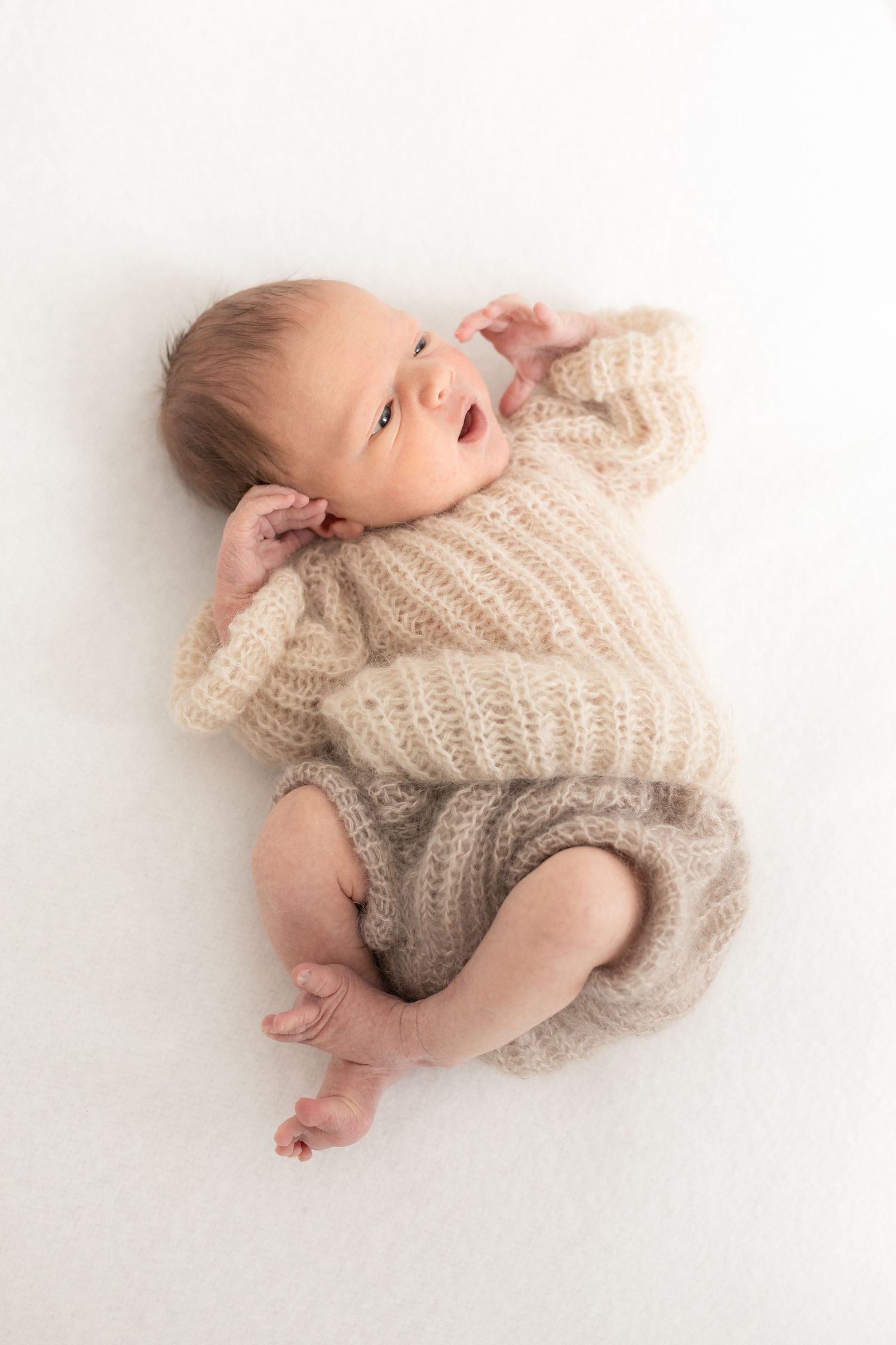 Vastasyntynyt villavaatteissa- newborn kuvaus
