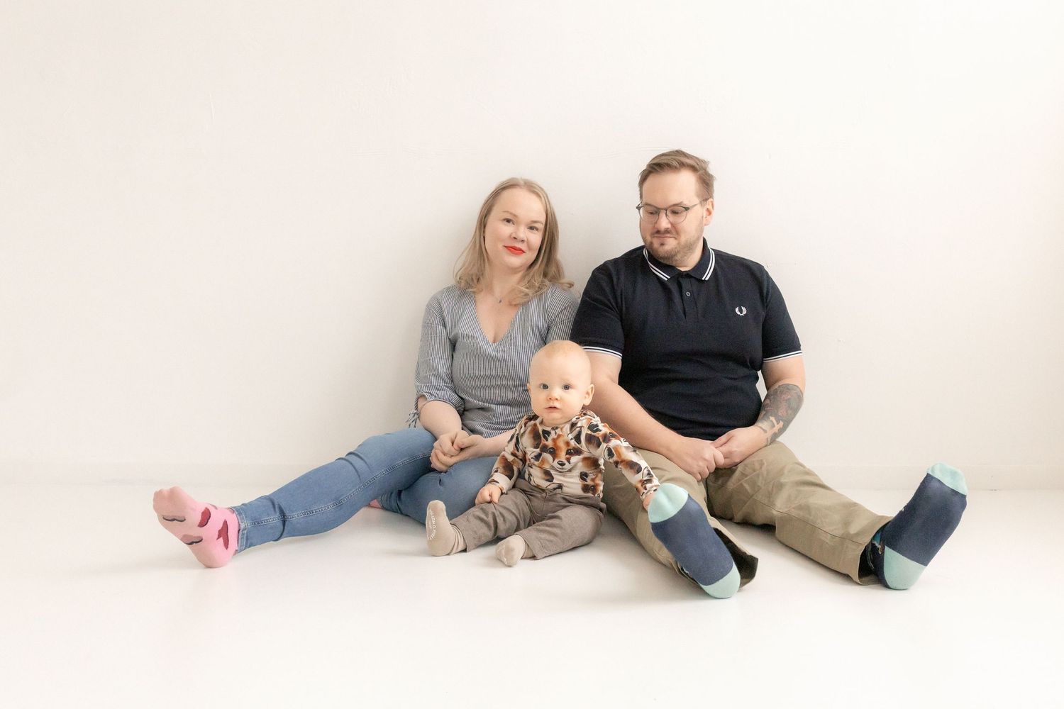 Pieni perhe valokuvauksessa Vantaalla