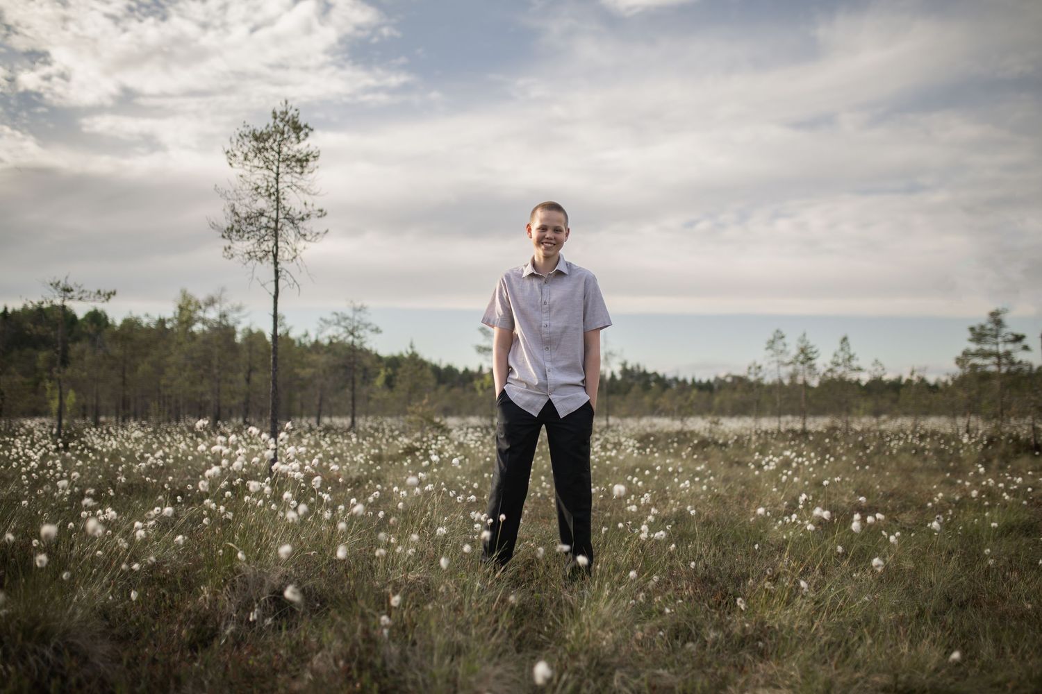 poika kädet taskussa suolla, rippikuvaus
