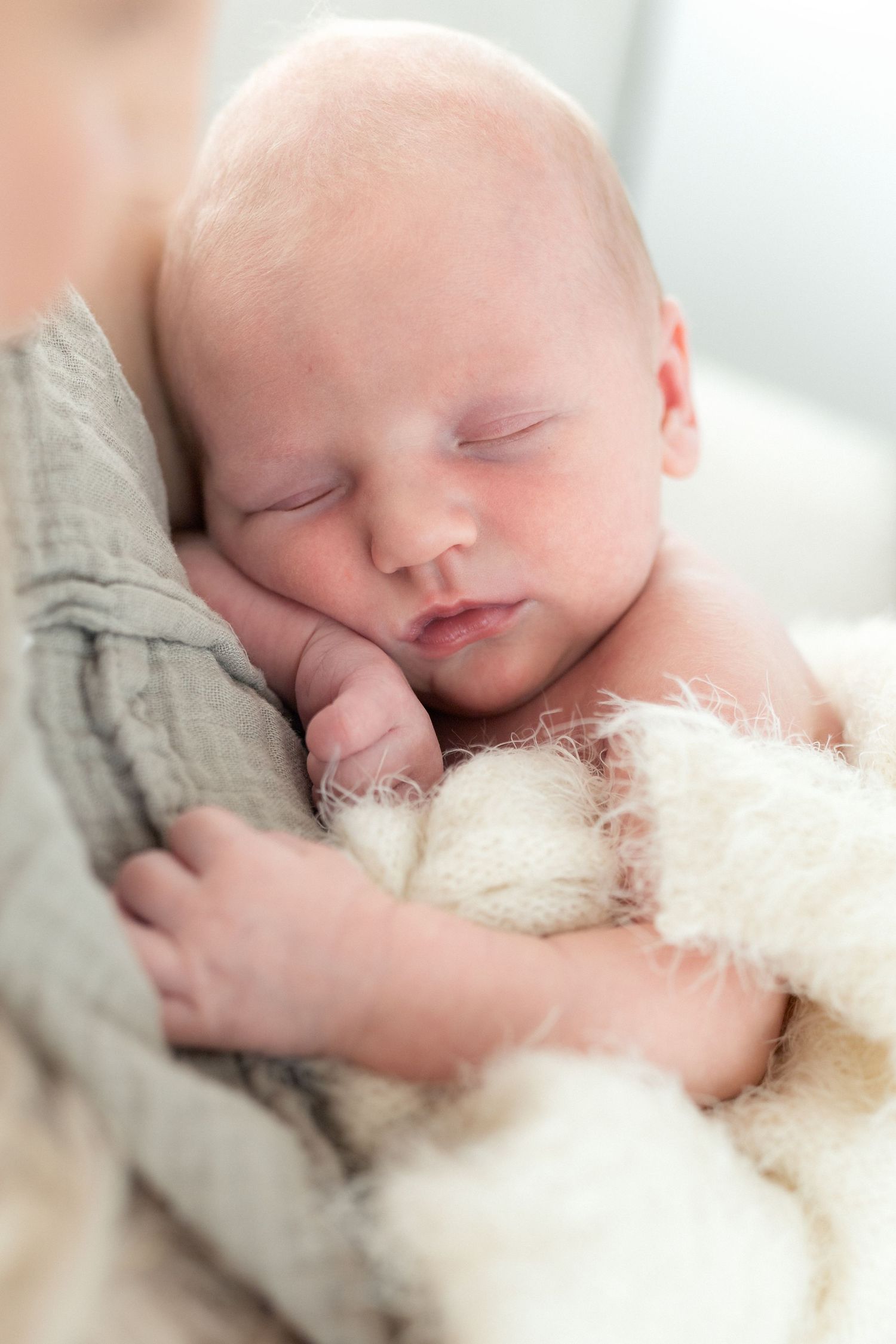 Newborn kuvaus pehmeässä valossa pääkaupunkiseudulla