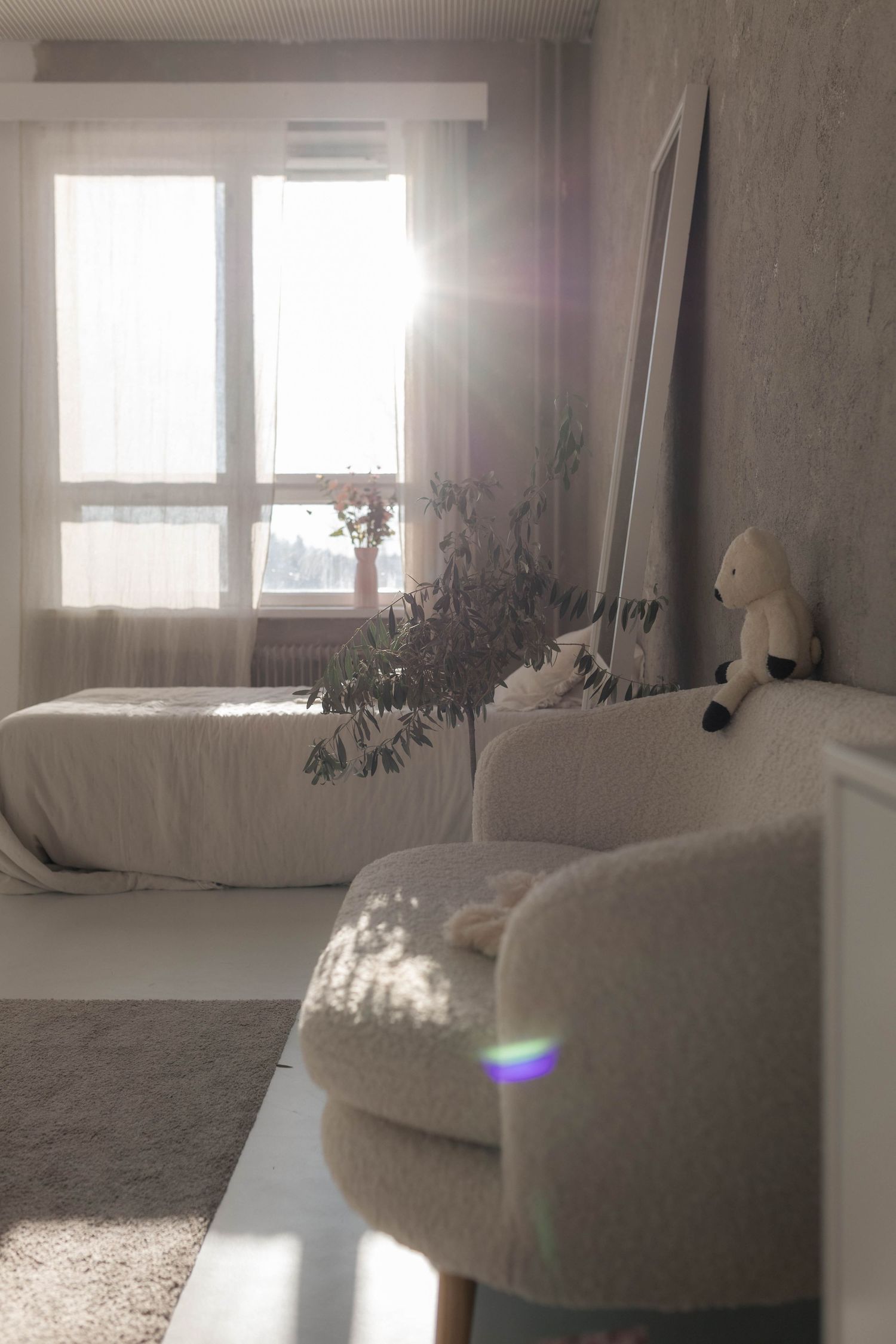 Kodikas studio kylpee auringonvalossa.