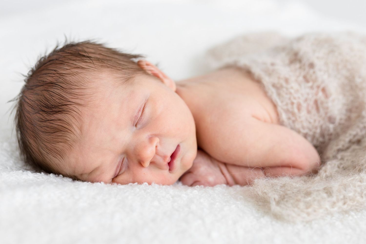 Vauva lepää vatsallaan, newborn kuvaus