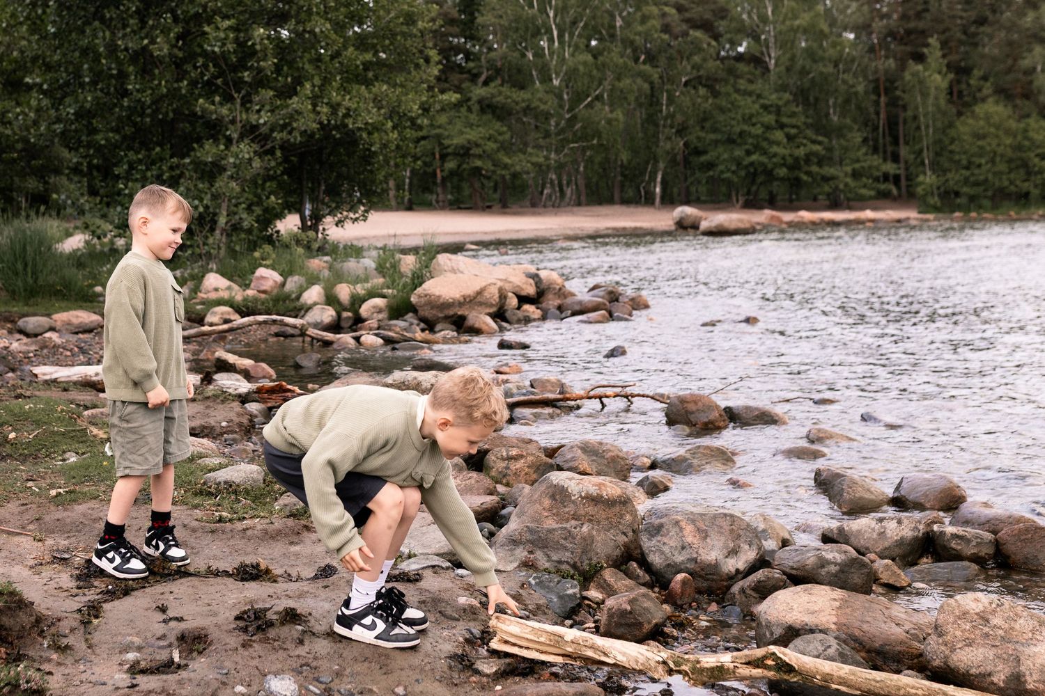 Kaksi poikaa rannalla- perhekuvaus pääkaupunkiseutu