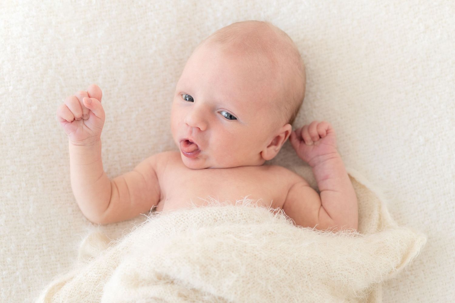 vauva näyttää kieltä kuvaajalle, newborn kuvaus