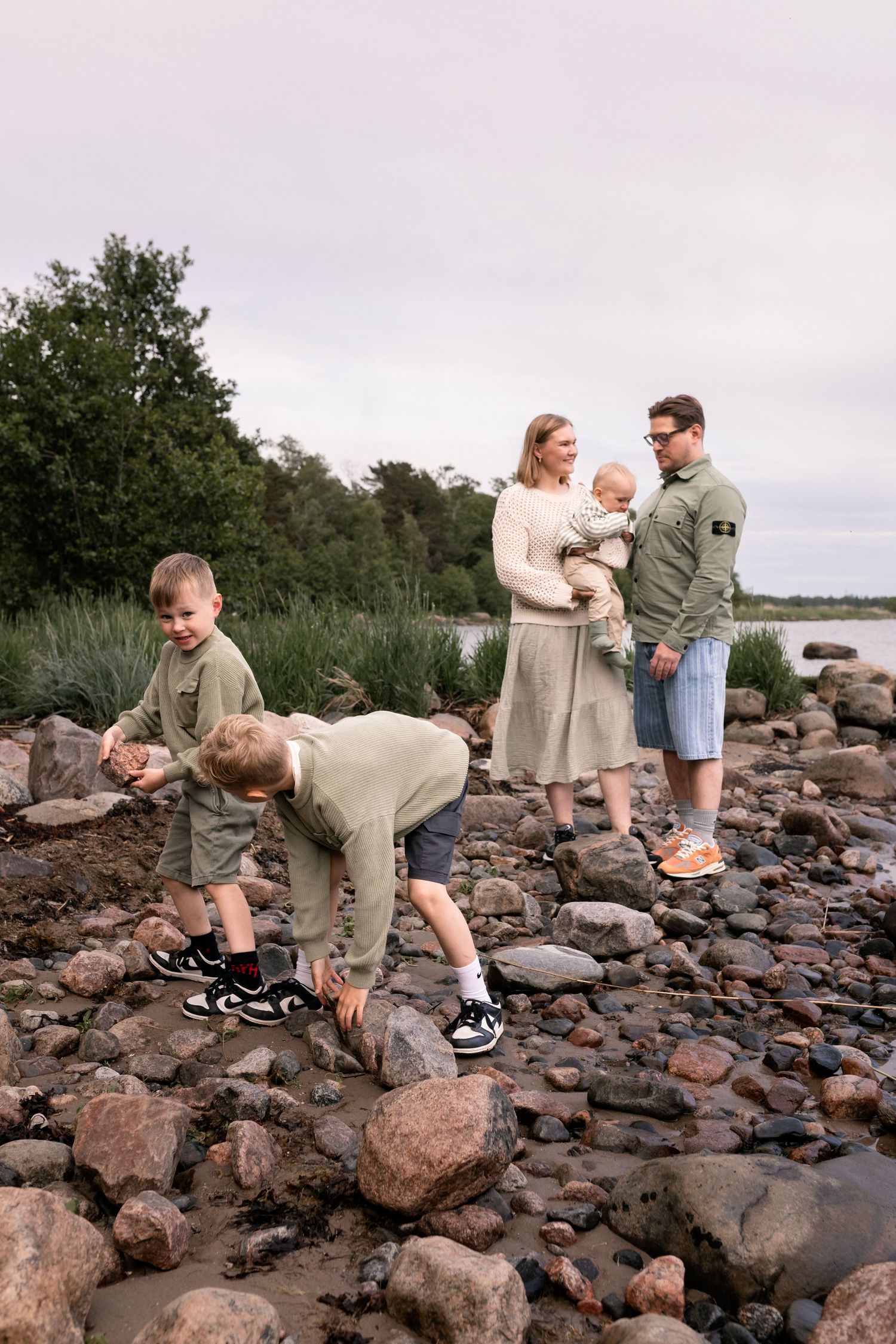 Perhe leikkii rannalla, perhekuvaus Vantaa