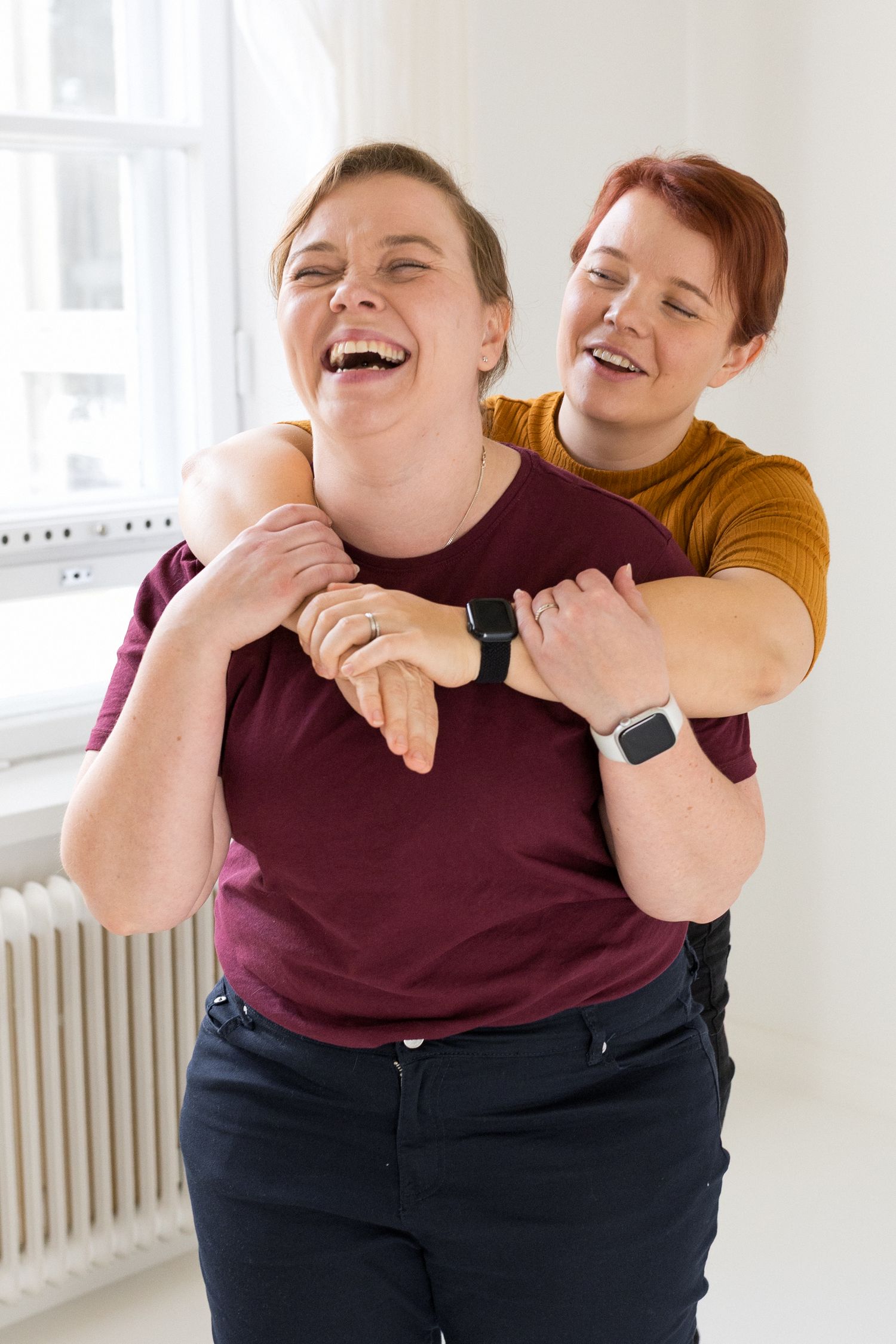Iloiset aikuiset sisarukset, muotokuvaus