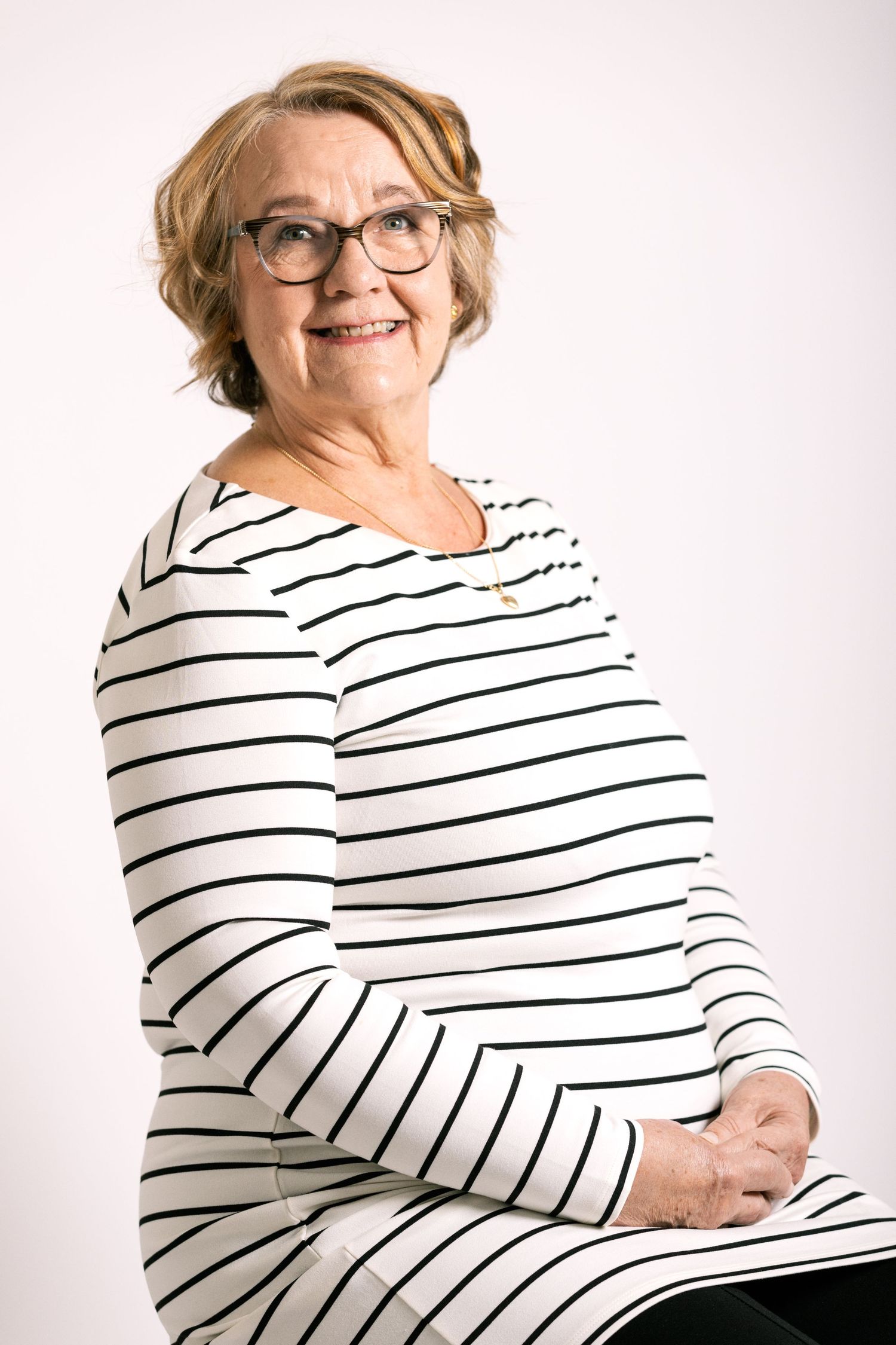 iloinen nainen raitapaidassa, henkilökuvaus