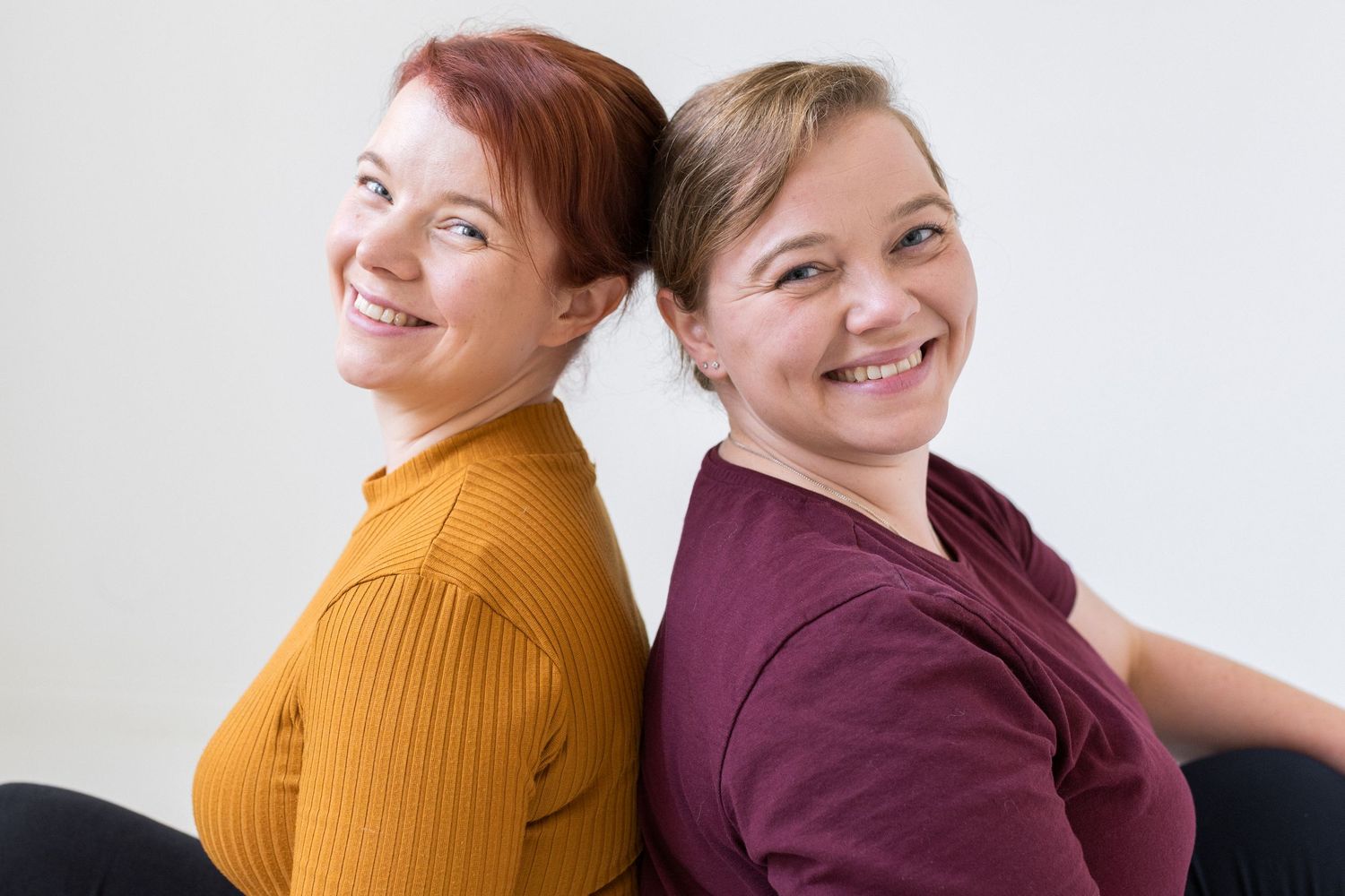 sisarukset nojaavat toisiinsa, henkilökuvaus