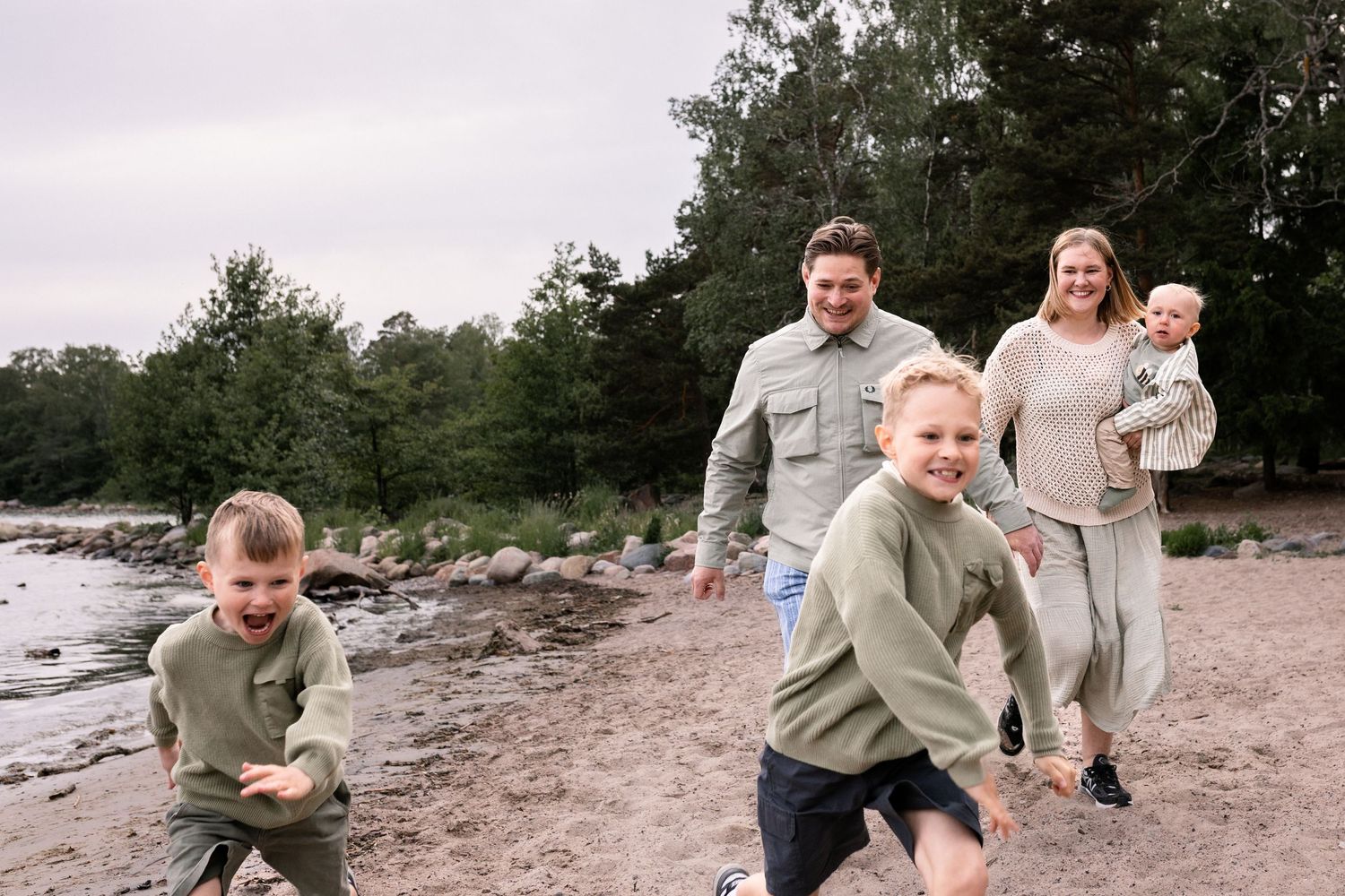 perhe juoksee rannalla- perhekuvaus Vantaa
