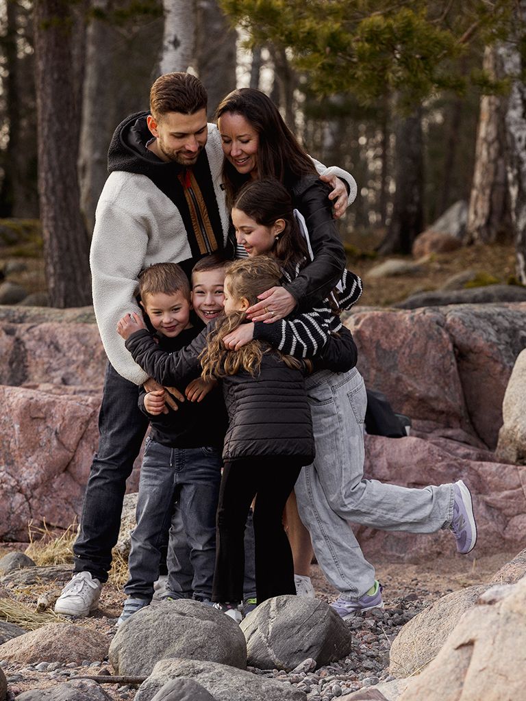 Perhe tasapainottelee kalliolla- perhekuvaus miljöössä Vantaa