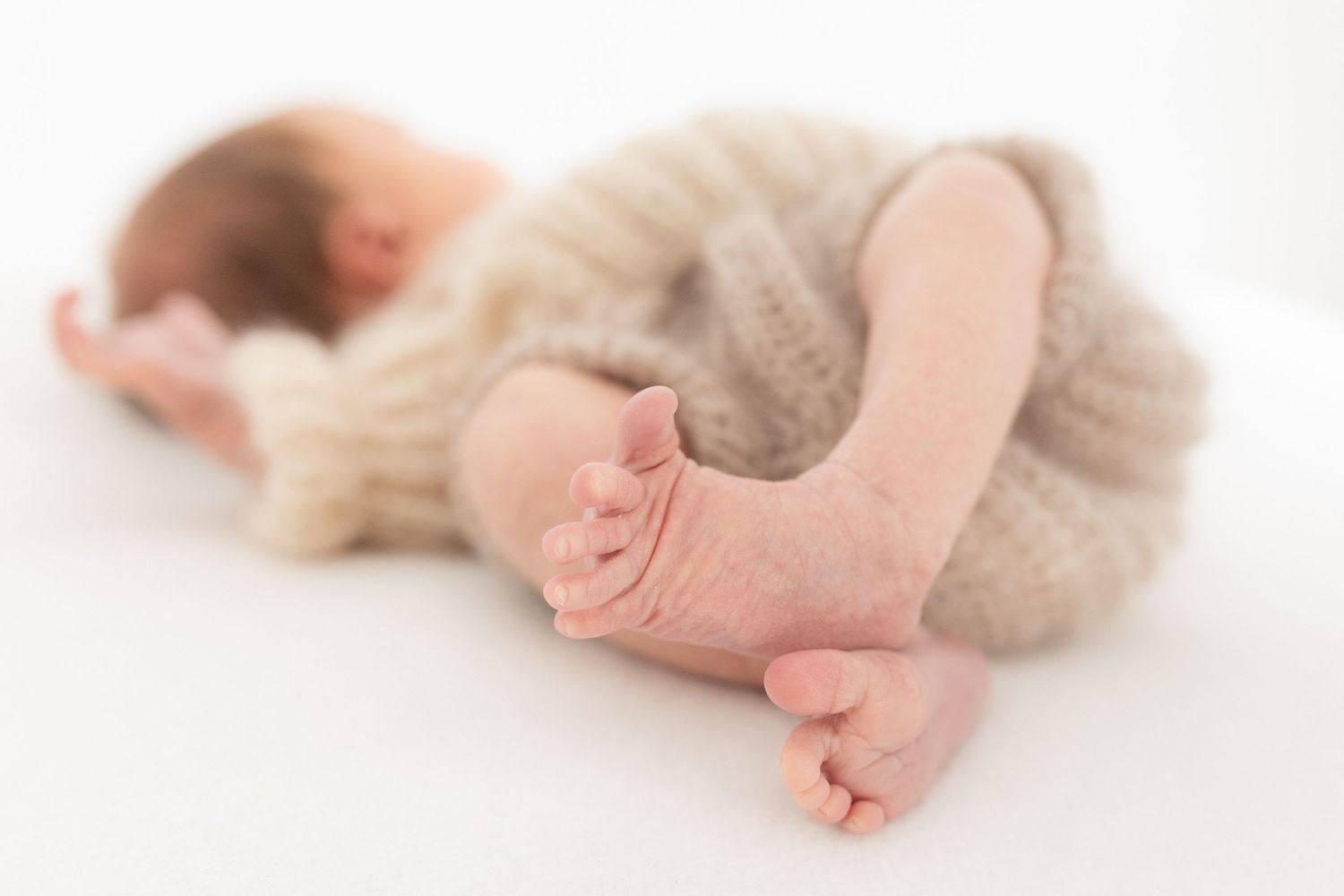 Lähikuva vastasyntyneen vauvan- Newborn kuvaus Helsinki