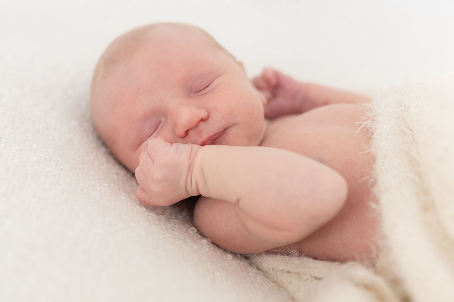 Nukkuva vauva newborn kuvauksessa Vantaalla