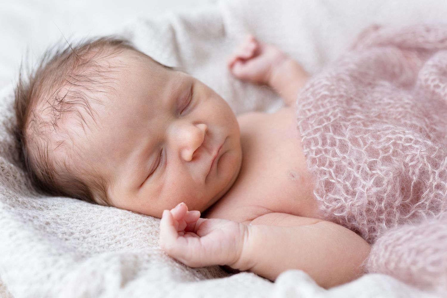 vauva nukkuu korissa, newborn kuvaus