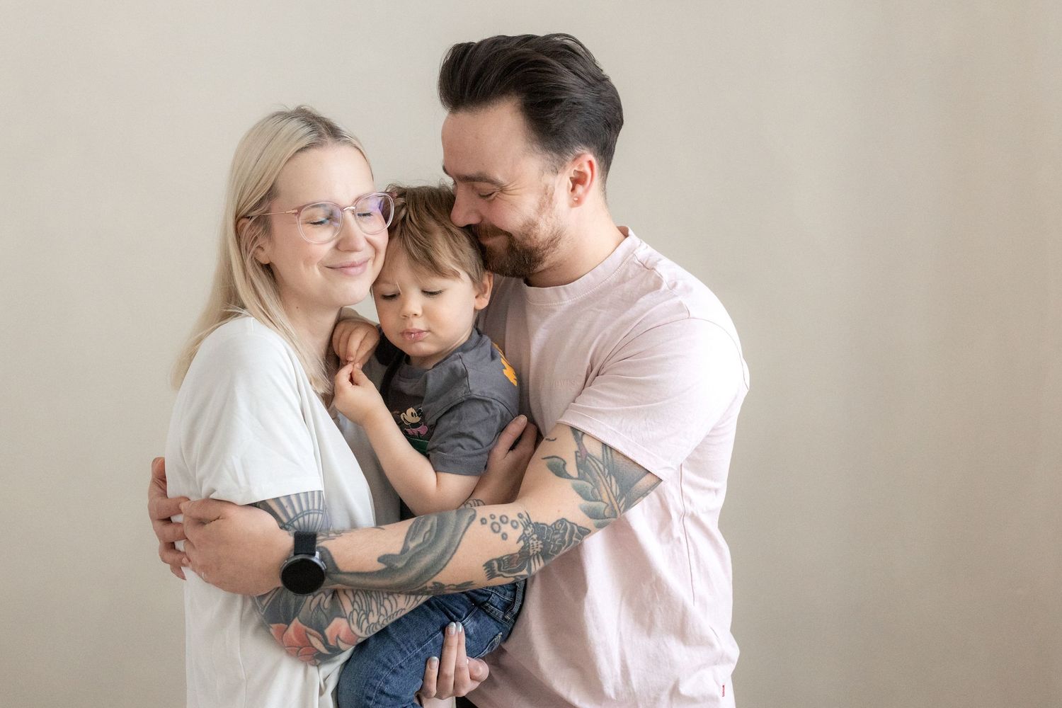 Perhekuvaus studiossa Vantaalla