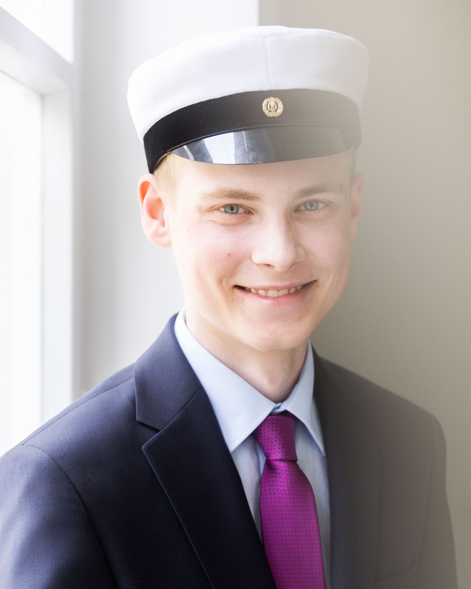 Mies ikkunan edessä- ylioppilaskuvaus Helsinki