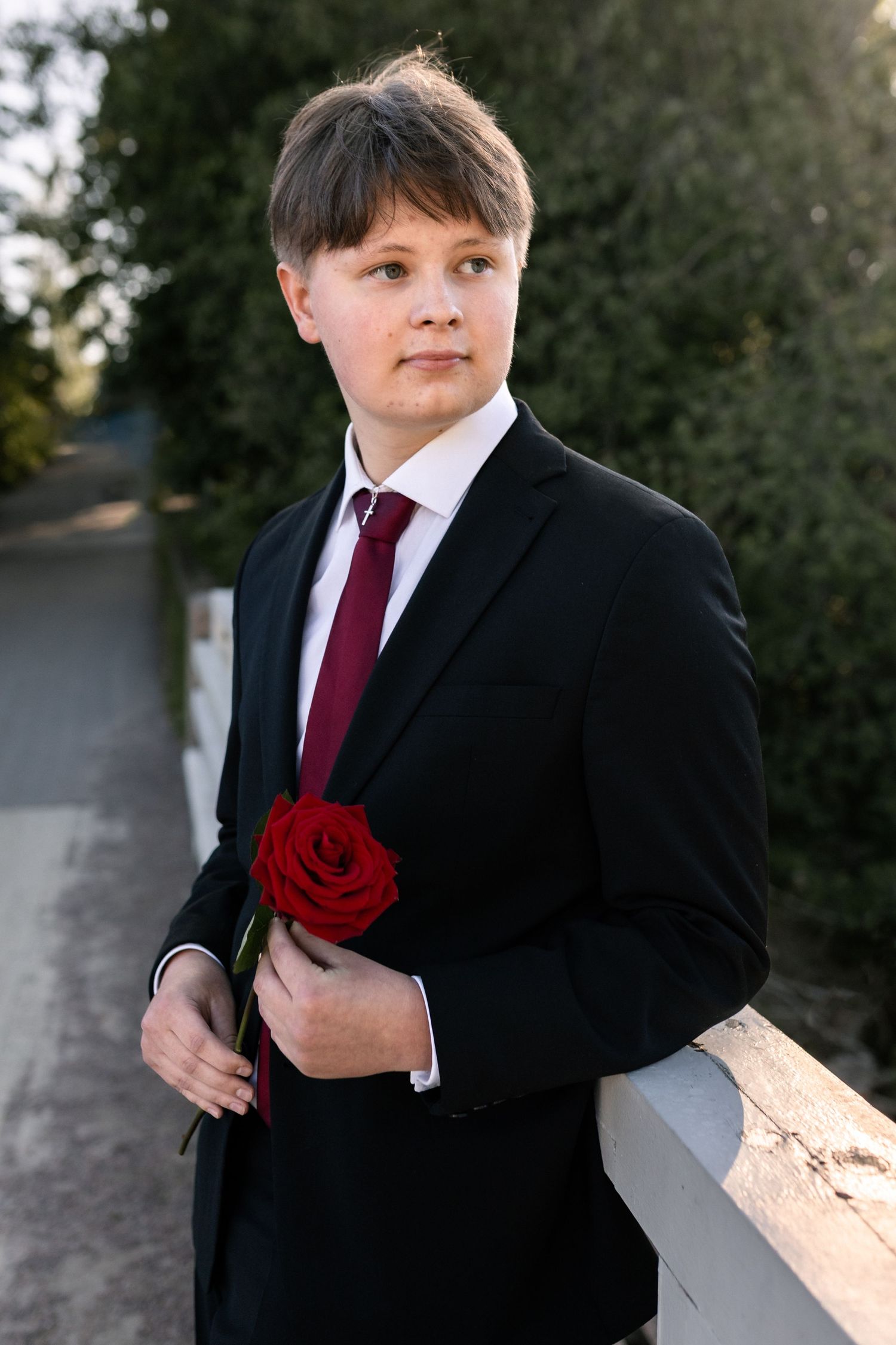 poika ruusu kädessä, rippikuvaus