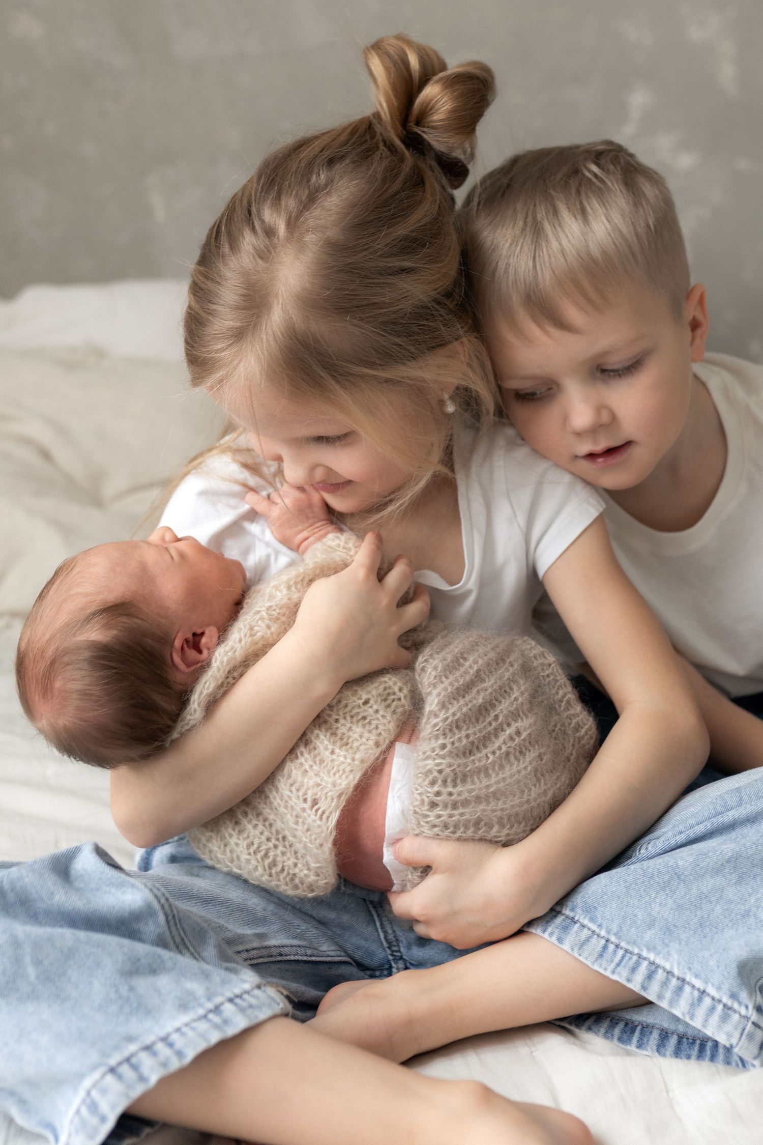 Sisko vauva sylissä - Newborn kuvaus studiossa Vantaalla