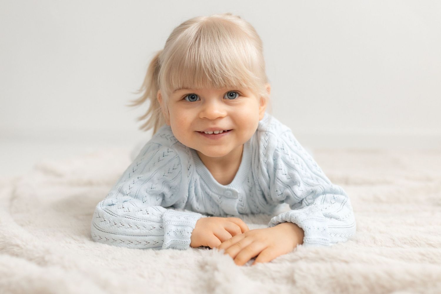 Iloinen lapsi sinisessä paidassa , lapsikuvaus Vantaa