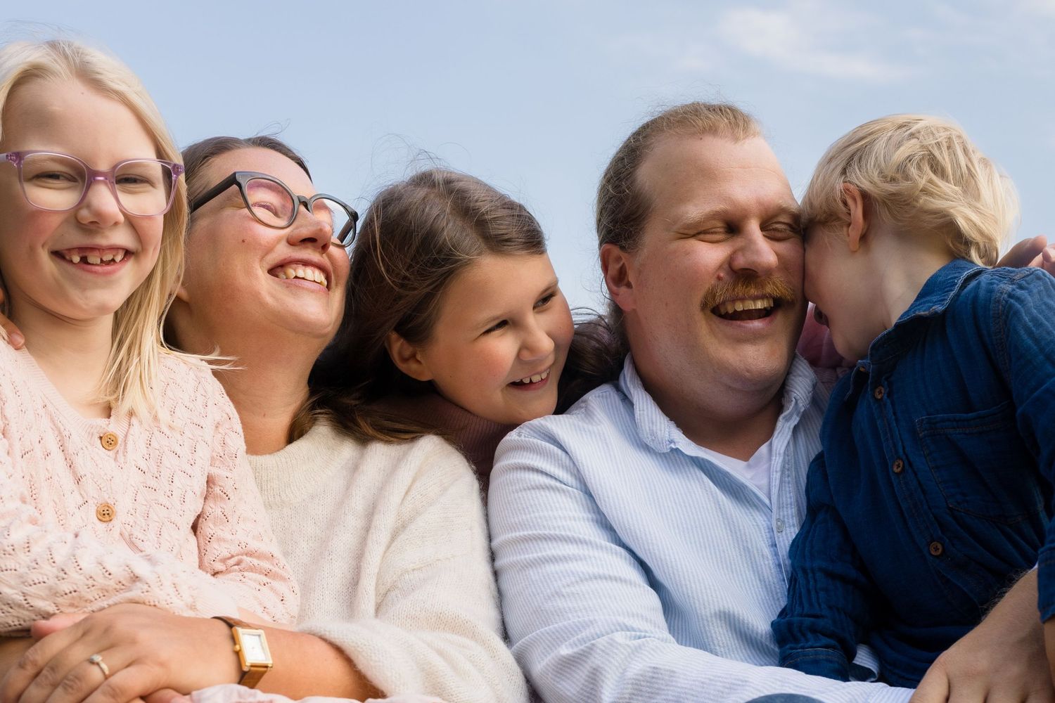 perhe sinistä taivasta vasten, perhekuvaus