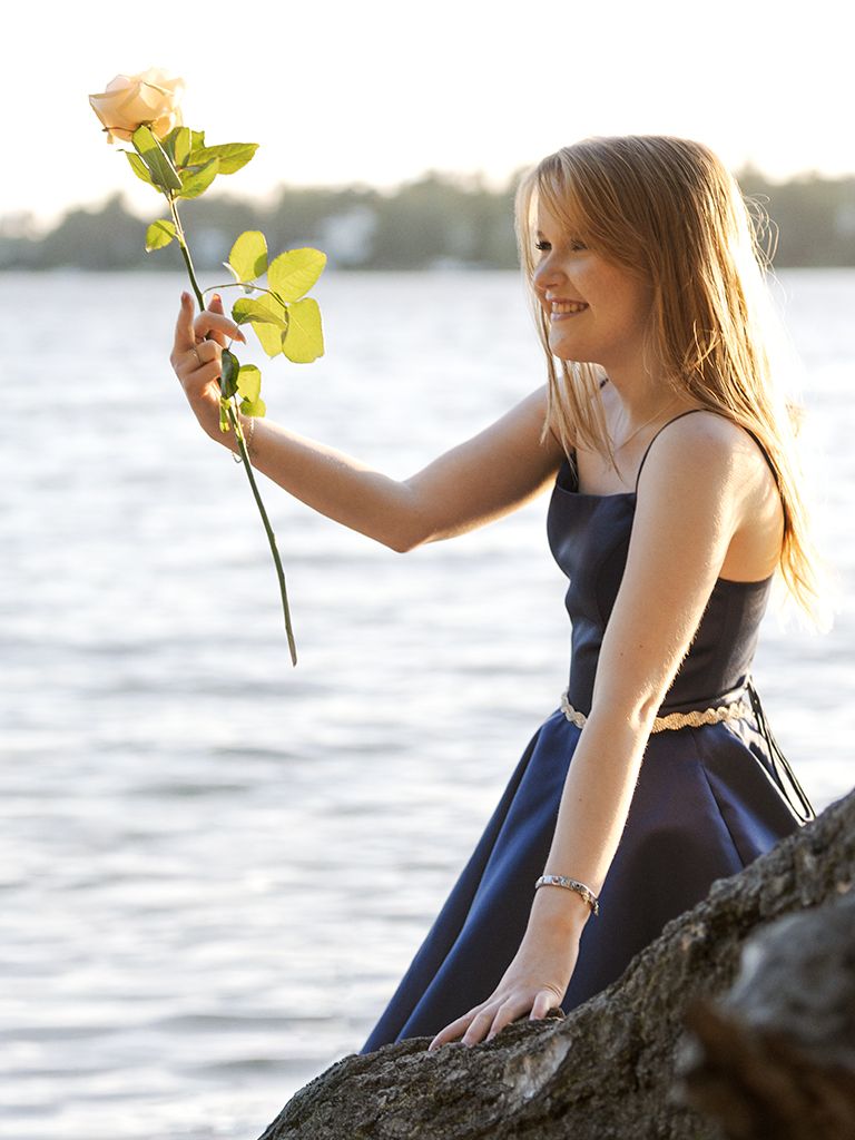 tyttö sinisessä mekossa merenrannalla- rippikuvaus espoo