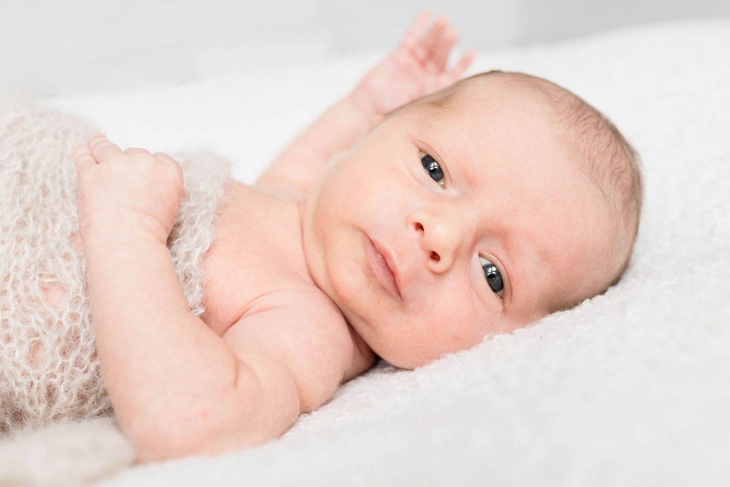 Vastasyntynyt katsoo kameraan, newborn kuvaus Vantaa
