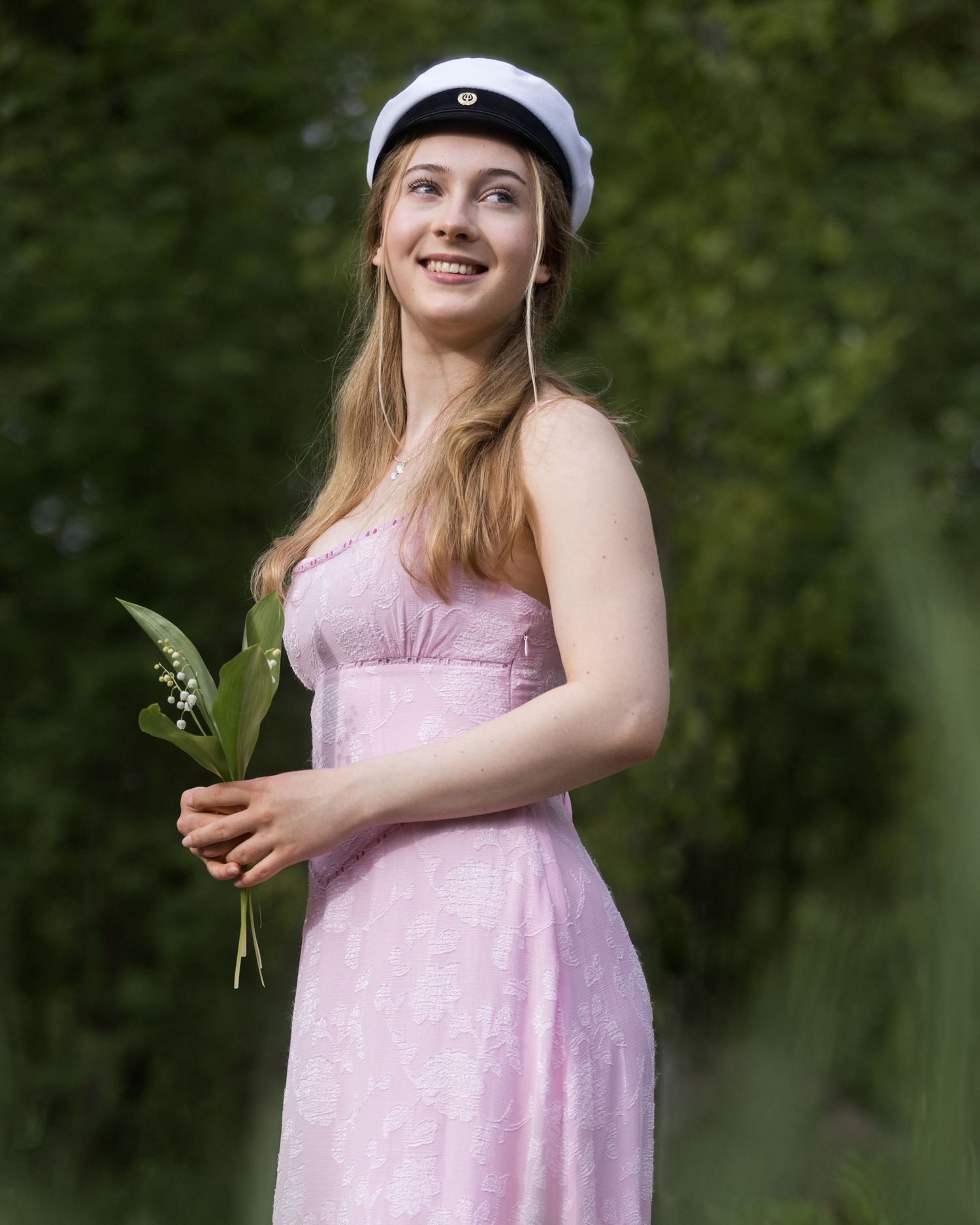 iloinen nuori kielo kädessä- ylioppilaskuvaus