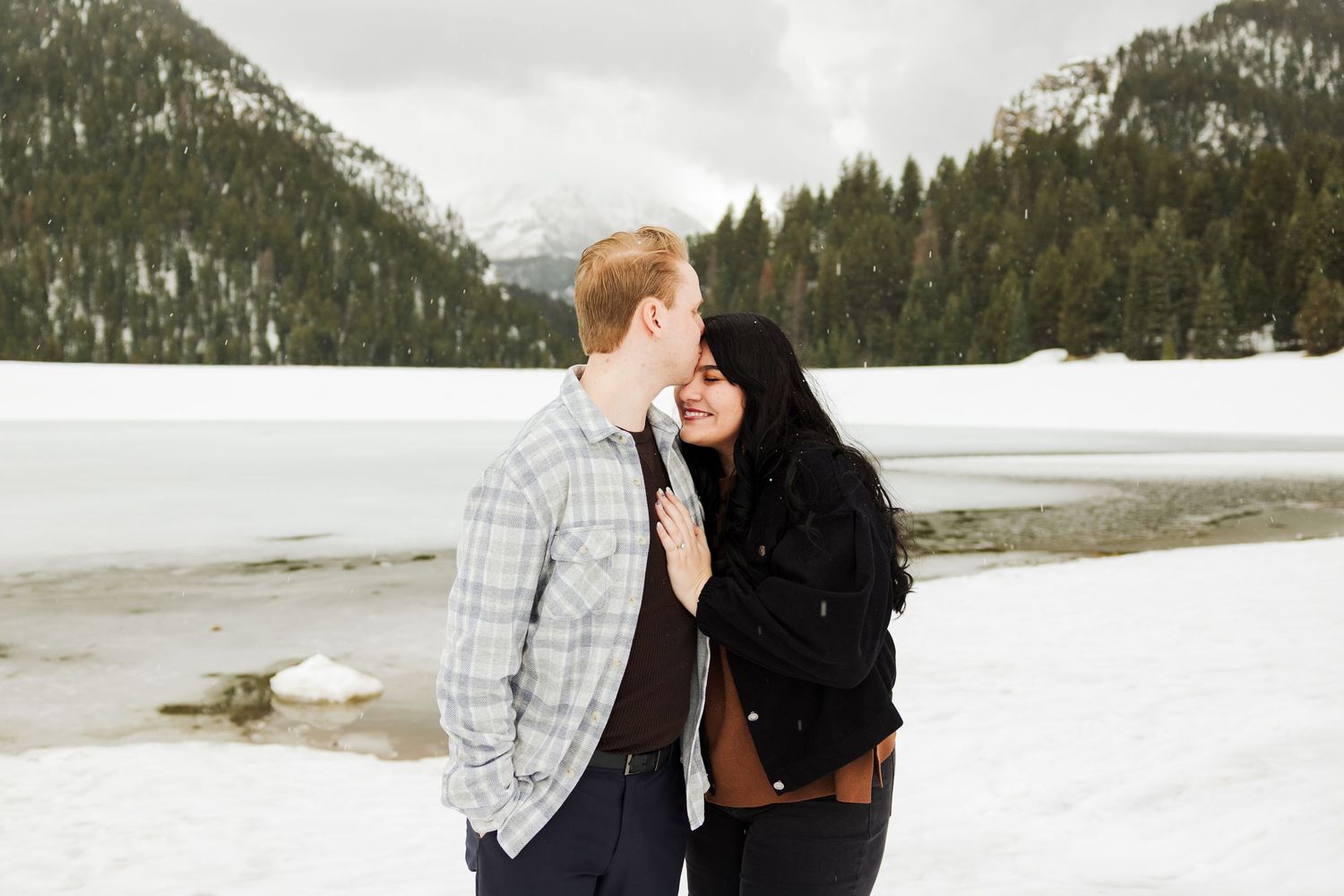Winter engagements at Tibble Fork Reservoir photography by Av Potter Photo a Utah wedding and lifestyle photographer