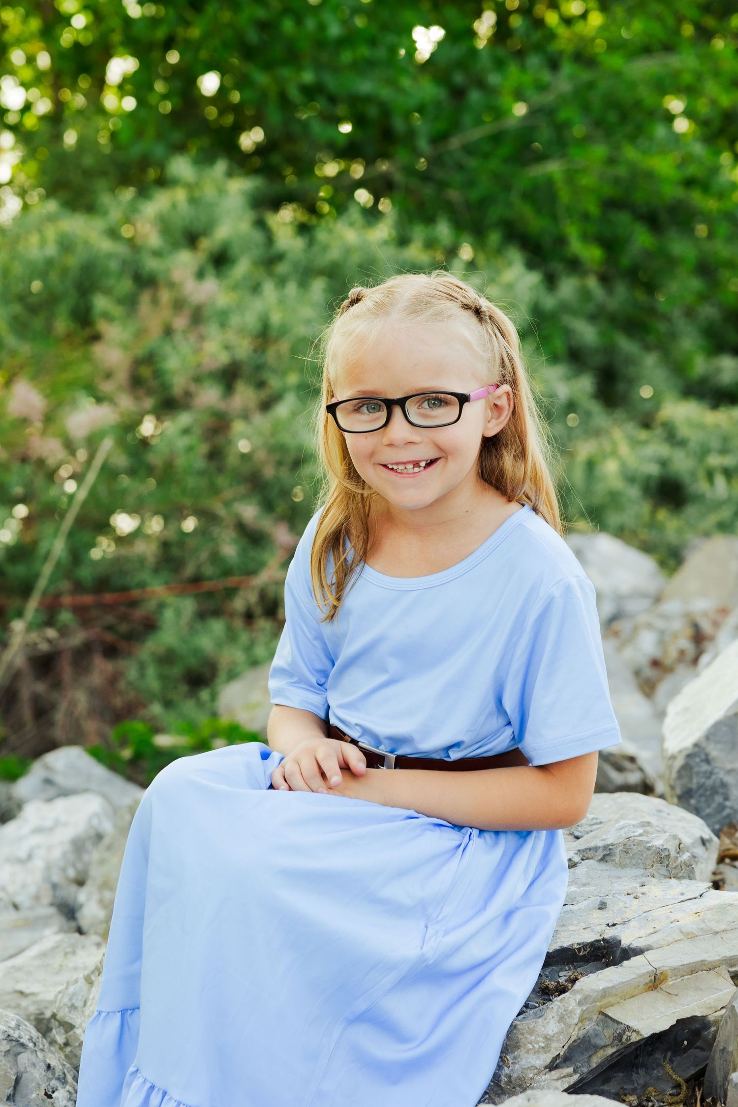 Little girl sitting on rock at the Utah Lake photography by Av Potter Photo a Utah wedding and lifestyle photographer