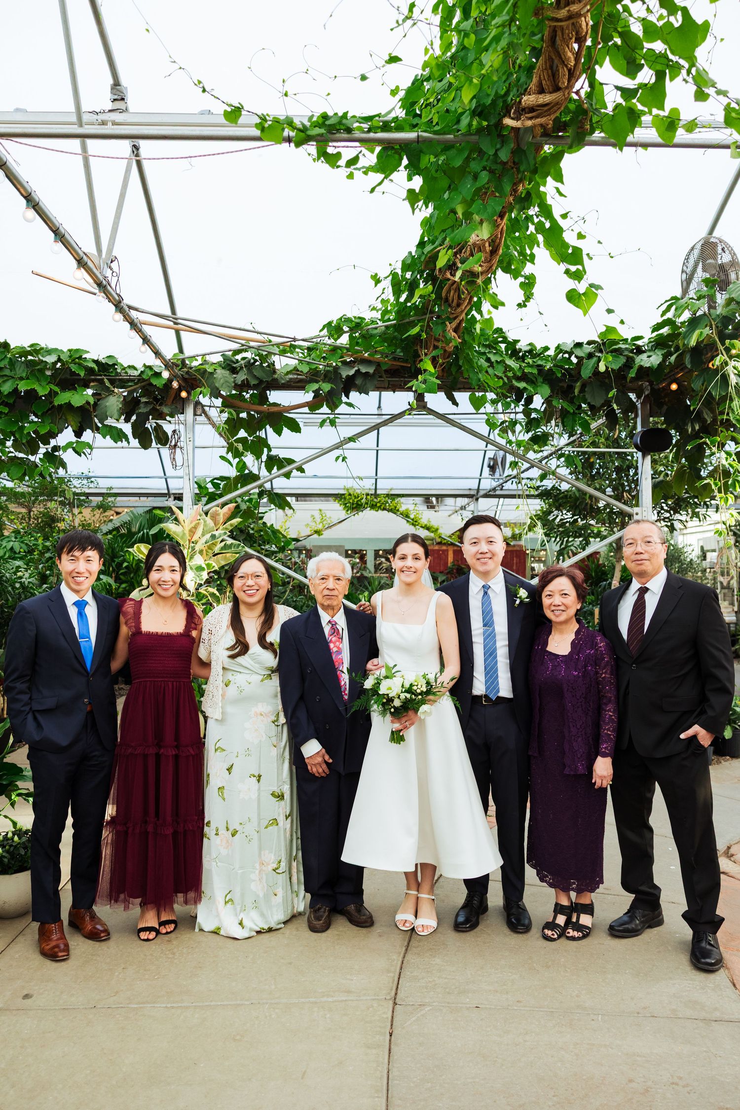 Wedding family at Cactus and Tropicals in Salt Lake City photography by Av Potter Photo a Utah wedding and lifestyle photographer
