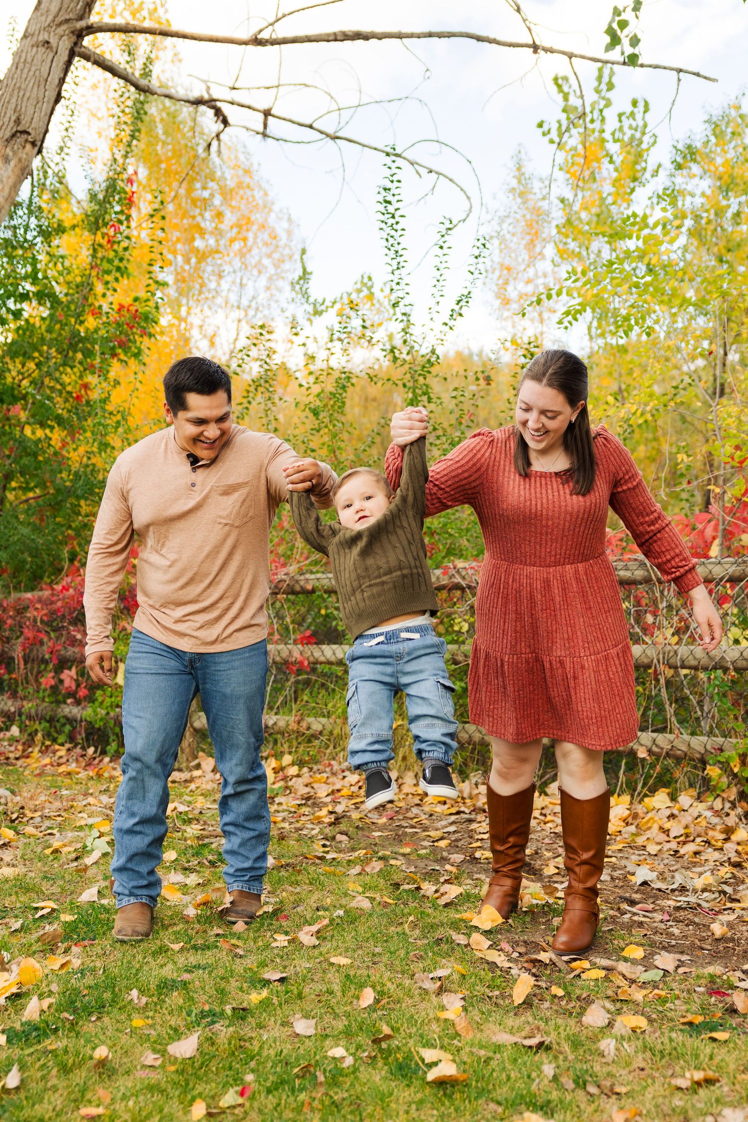 Family photos at Crestwood Park Utah photography by Av Potter Photo a Utah wedding and lifestyle photographer