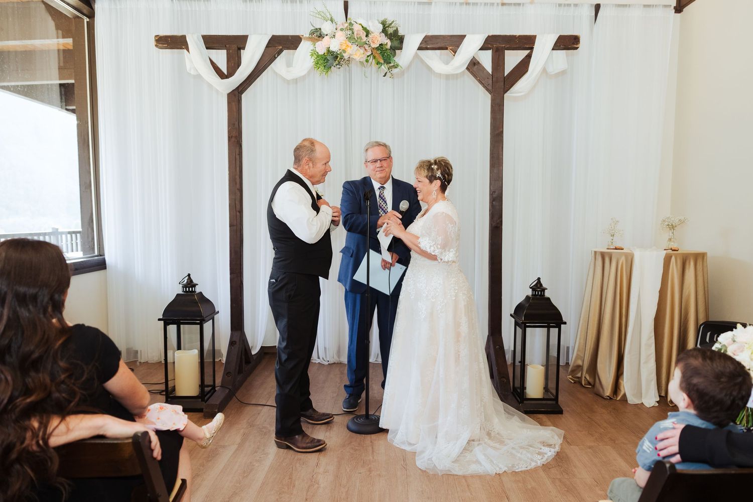 Winter wedding at Hobble Creek Golf Course at Hobble Creek in Utah photography by Av Potter Photo a Utah wedding and lifestyle photographer