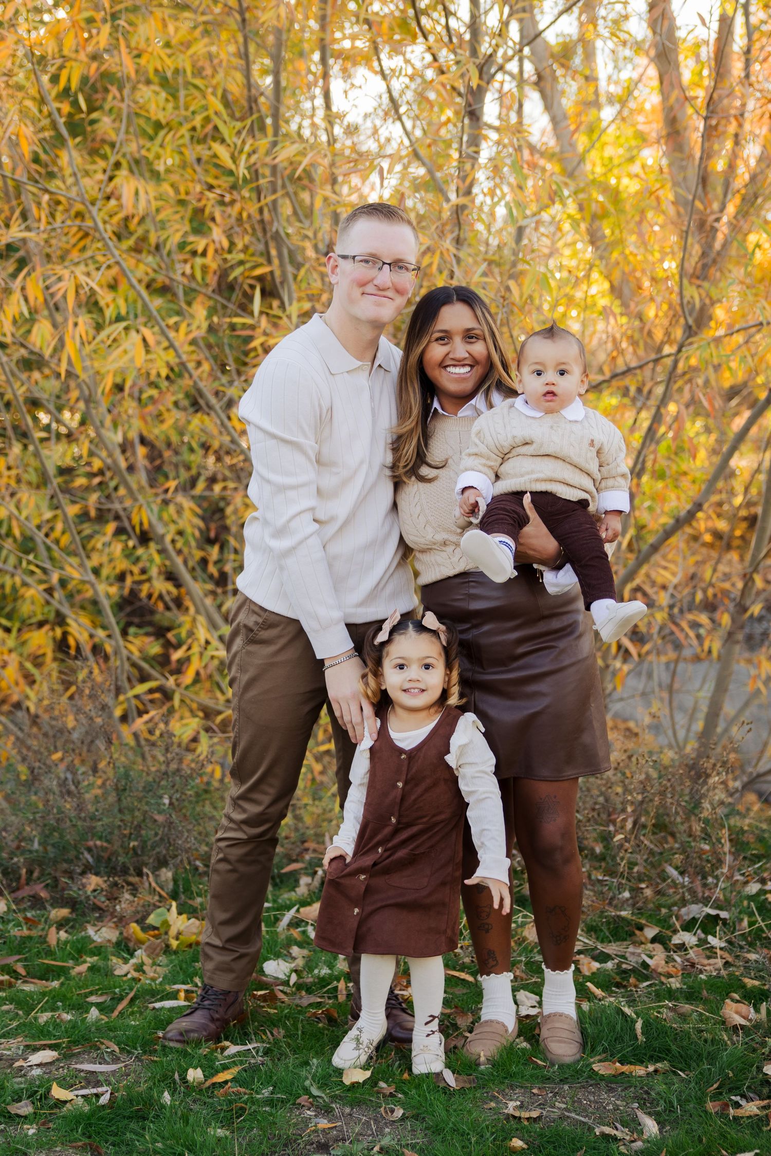 Family photos at Crestwood Park Utah photography by Av Potter Photo a Utah wedding and lifestyle photographer