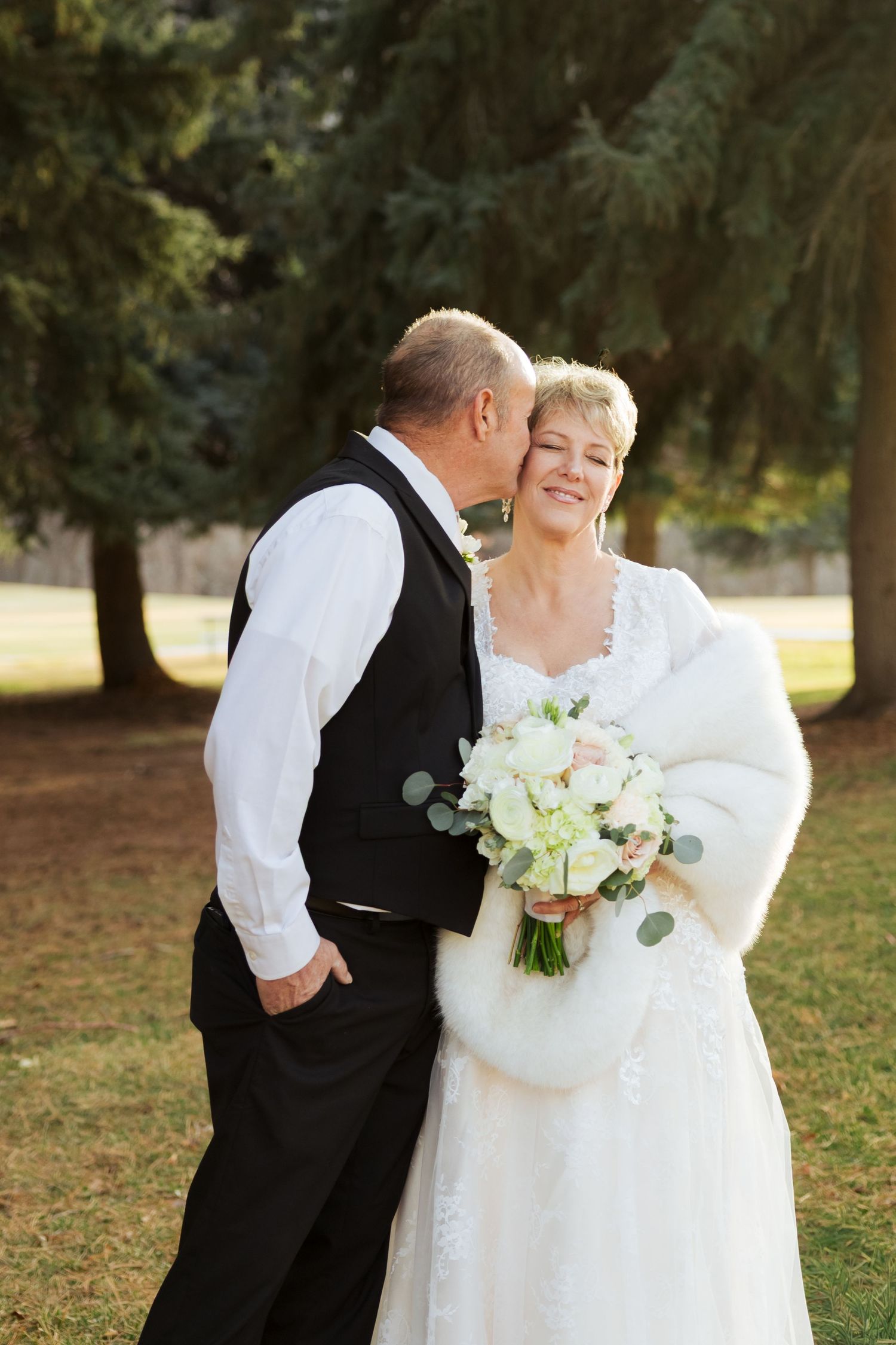 Winter wedding at Hobble Creek Golf Course at Hobble Creek in Utah photography by Av Potter Photo a Utah wedding and lifestyle photographer