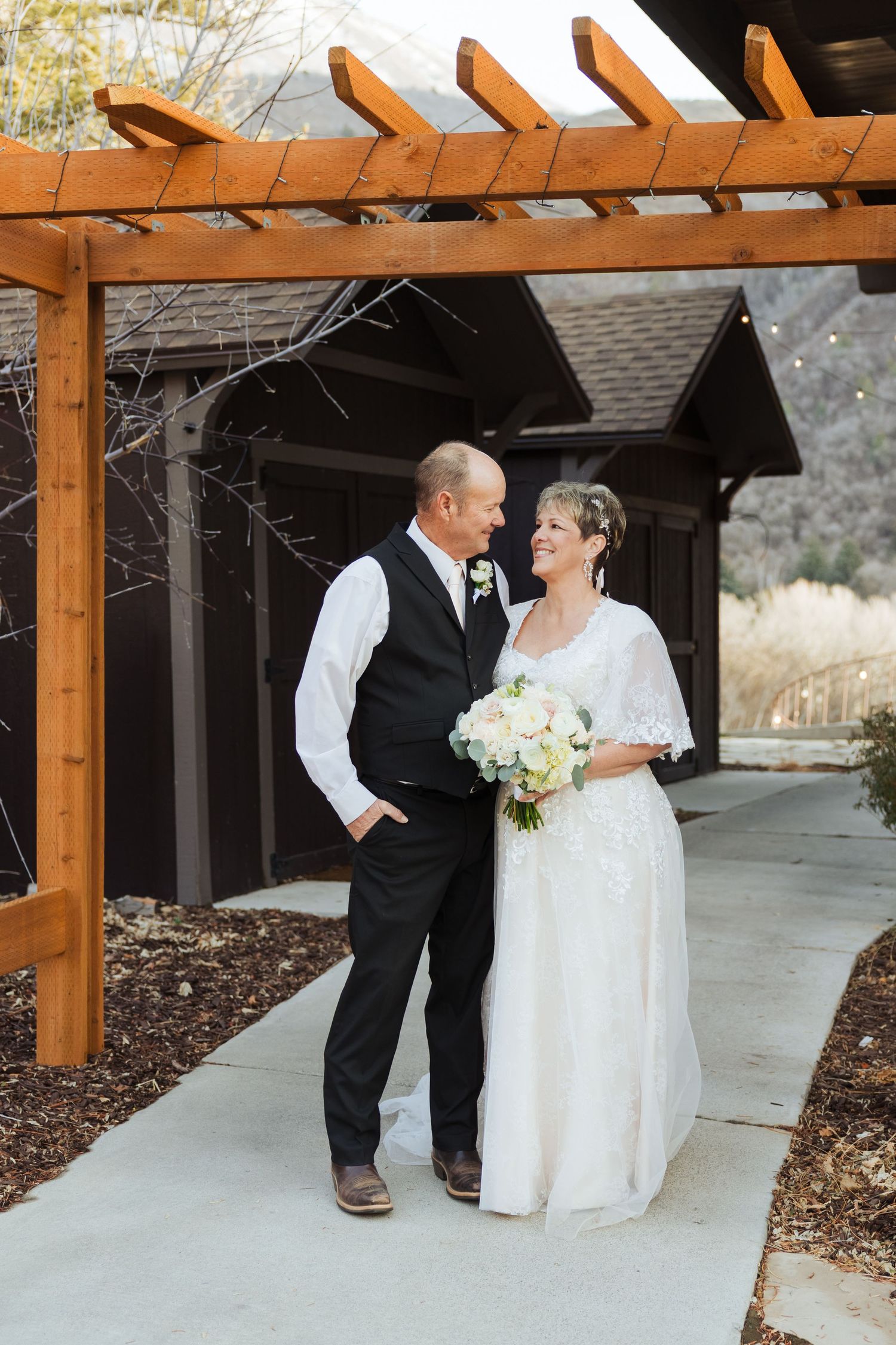 Winter wedding at Hobble Creek Golf Course at Hobble Creek in Utah photography by Av Potter Photo a Utah wedding and lifestyle photographer