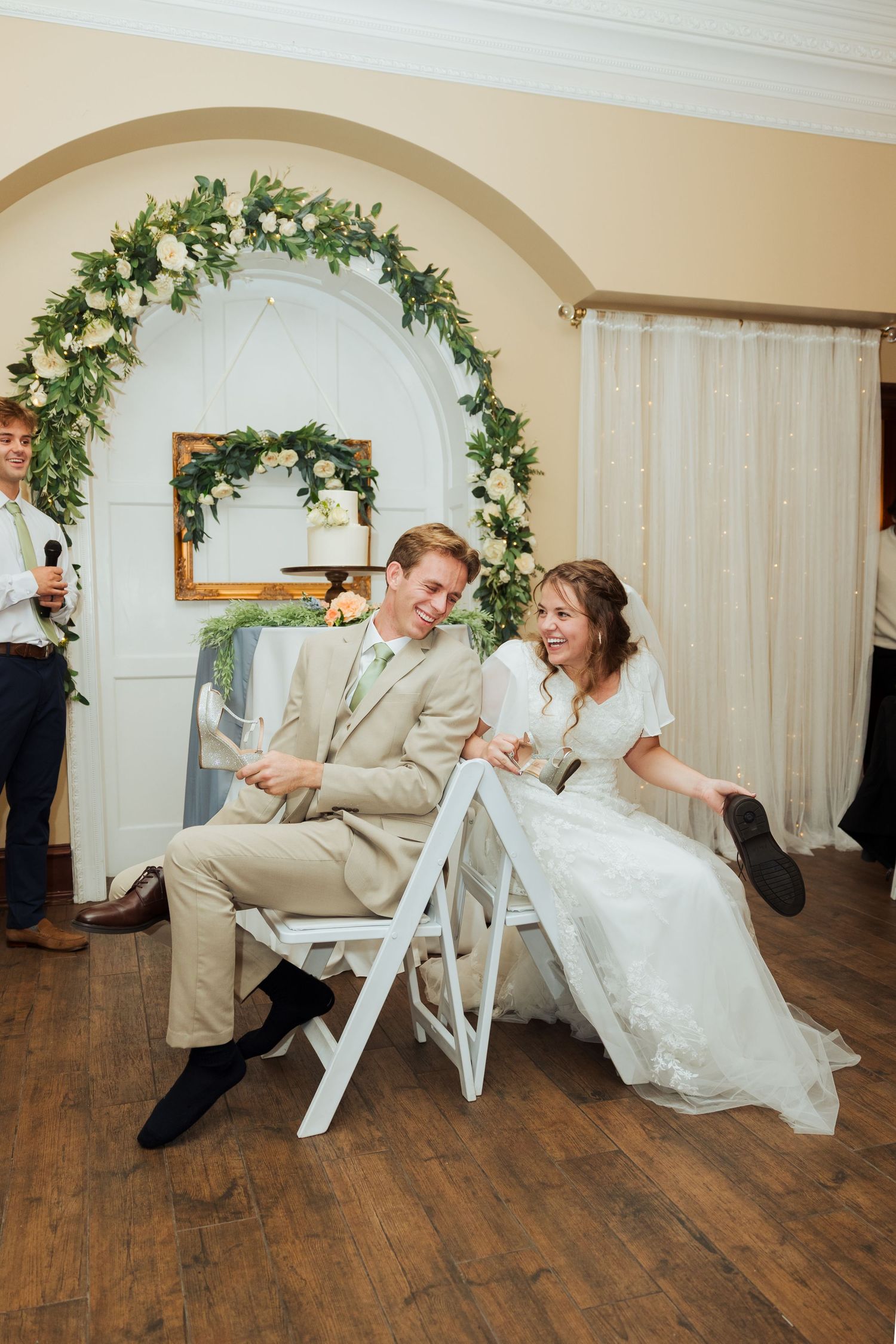 Bride and groom playing game at White Willow Reception Center photography by Av Potter Photo a Utah wedding and lifestyle photographer
