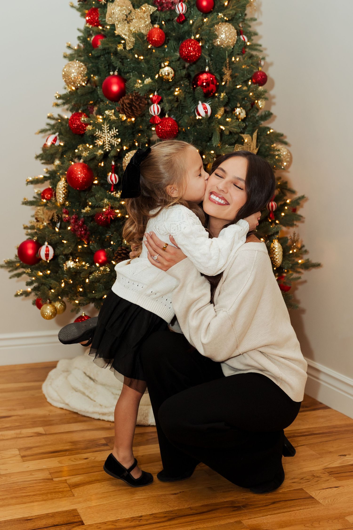 Mother and daughter in front of Christmas tree photography by Av Potter Photo a Utah wedding and lifestyle photographer