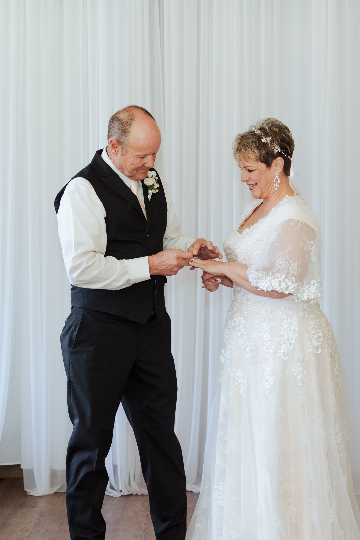 Winter wedding at Hobble Creek Golf Course at Hobble Creek in Utah photography by Av Potter Photo a Utah wedding and lifestyle photographer