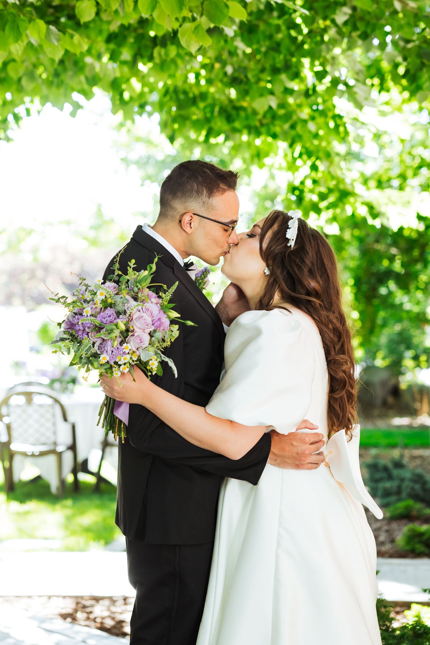 Bride and groom kissing at Eldredge Manor photography by Av Potter Photo a Utah wedding and lifestyle photographer