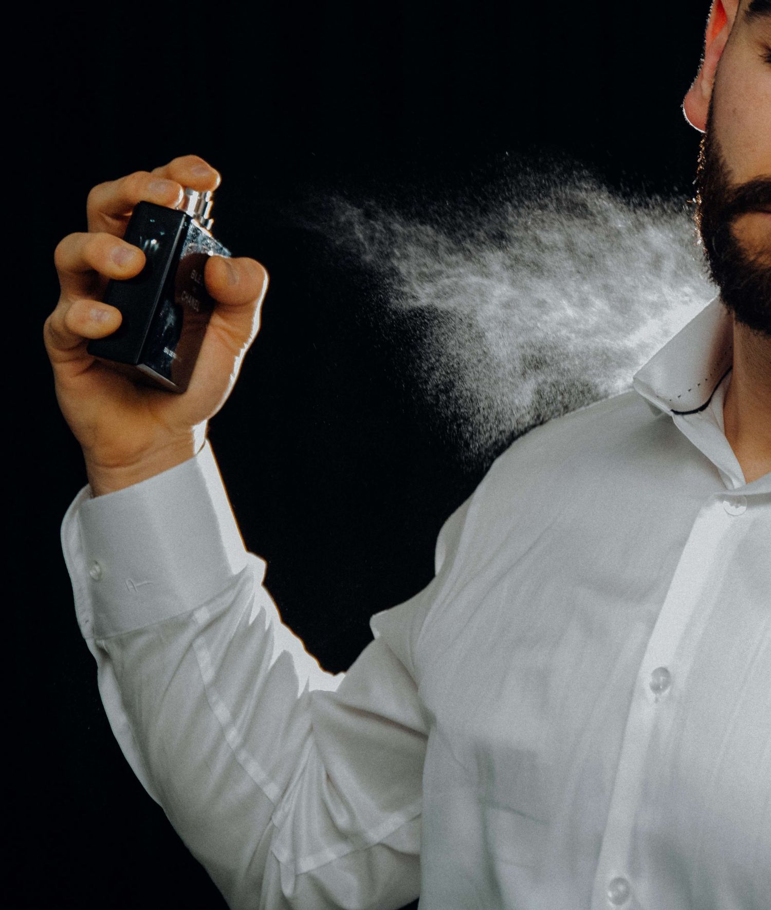 A sequence of photos shows a perfume spray being spritzed against a dark backdrop with white mist creating a dramatic effect.