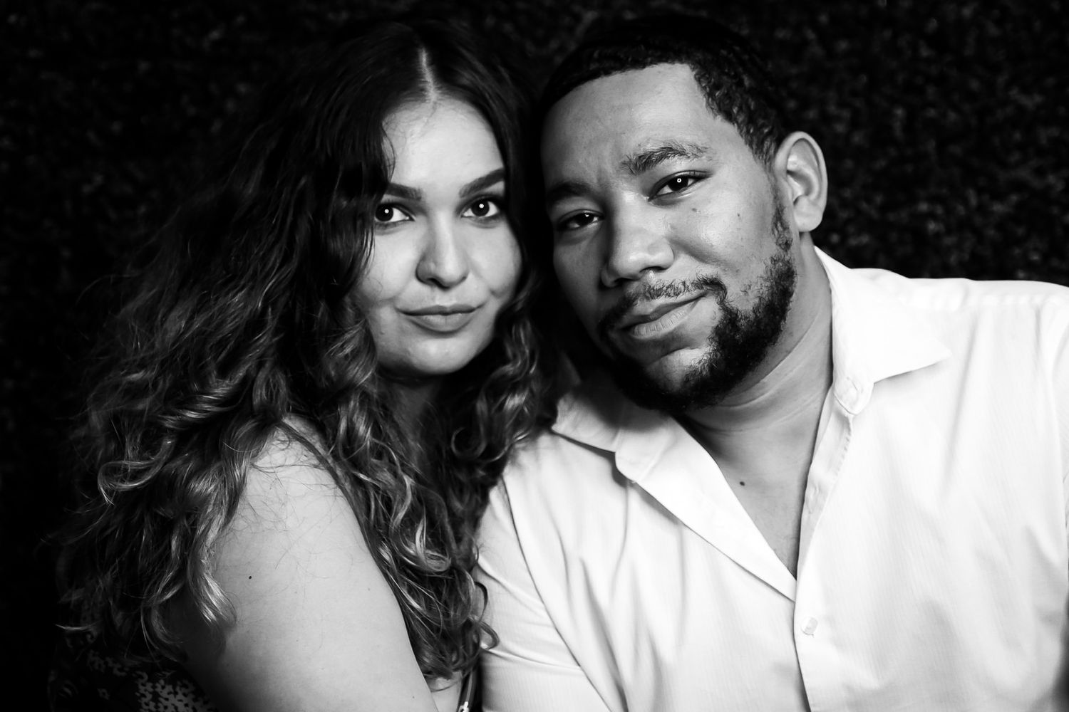 Romantic black and white couple portraits showing intimate moments and genuine emotions.