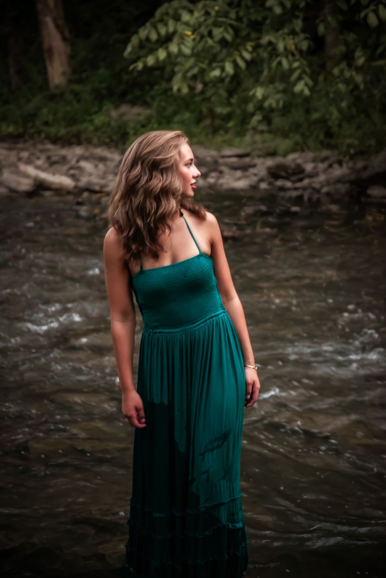 Senior portrait near water at golden hour. Natural light, outfit change, and relaxed vibe by Kentucky lifestyle photographer.