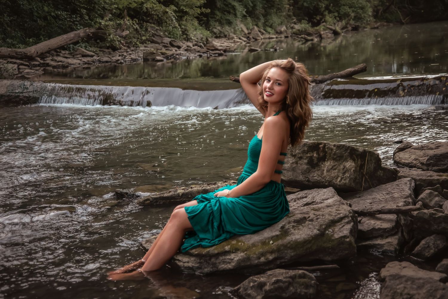 Senior portrait near water at golden hour. Natural light, outfit change, and relaxed vibe by Kentucky lifestyle photographer.