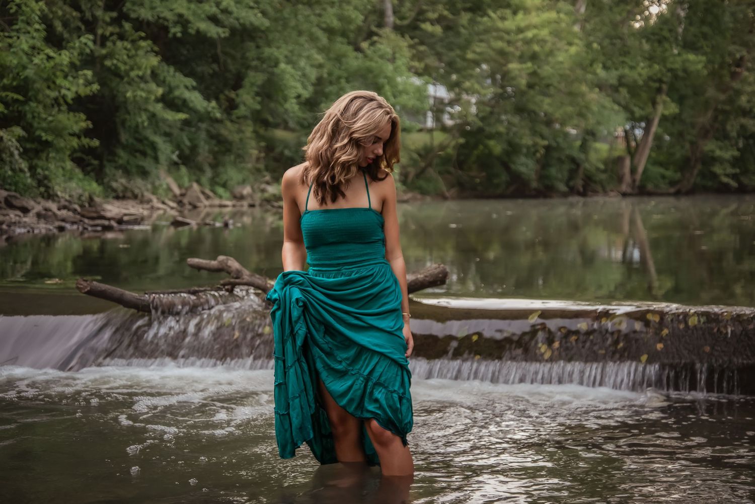 Senior portrait near water at golden hour. Natural light, outfit change, and relaxed vibe by Kentucky lifestyle photographer.