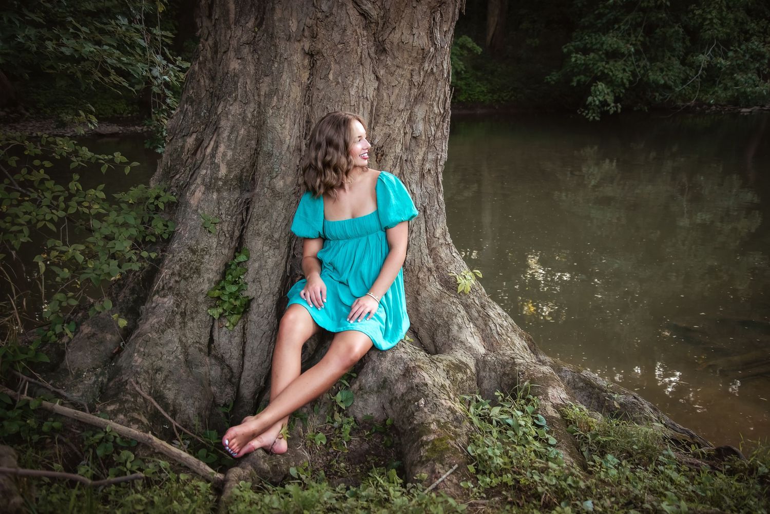 Senior portrait near water at golden hour. Natural light, outfit change, and relaxed vibe by Kentucky lifestyle photographer.