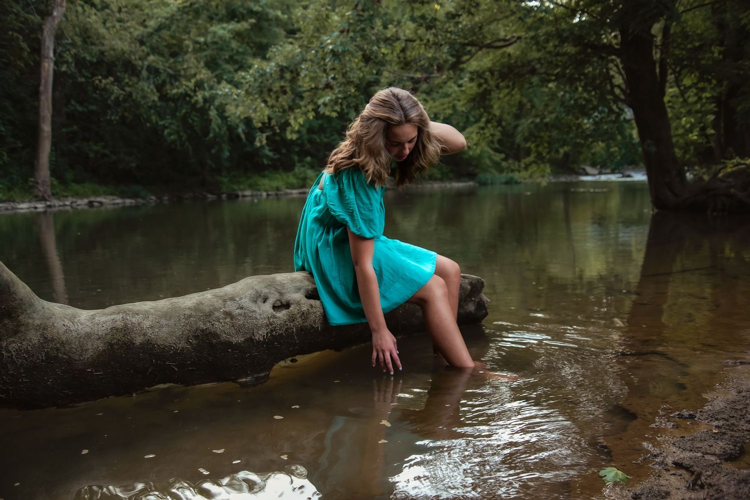 Senior portrait near water at golden hour. Natural light, outfit change, and relaxed vibe by Kentucky lifestyle photographer.