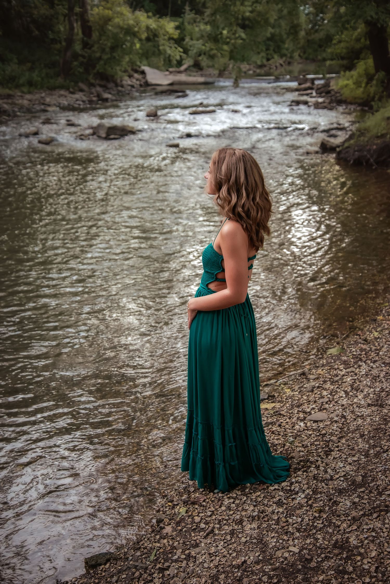Senior portrait near water at golden hour. Natural light, outfit change, and relaxed vibe by Kentucky lifestyle photographer.