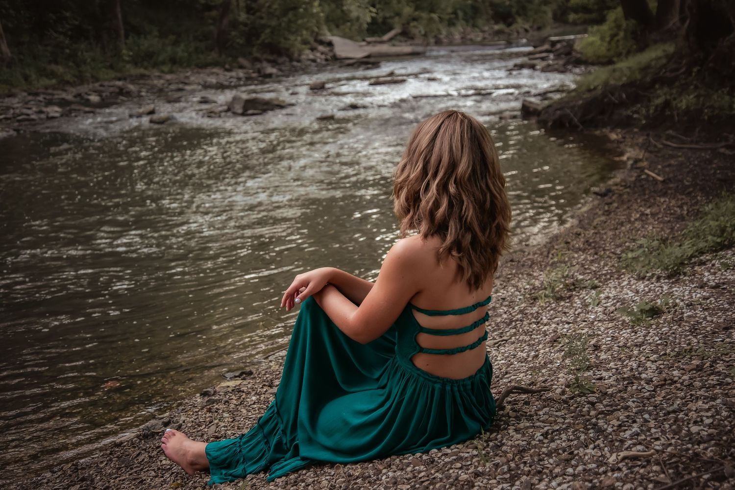 Senior portrait near water at golden hour. Natural light, outfit change, and relaxed vibe by Kentucky lifestyle photographer.