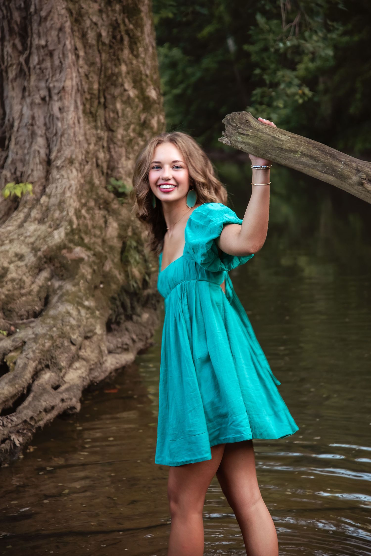 Senior portrait near water at golden hour. Natural light, outfit change, and relaxed vibe by Kentucky lifestyle photographer.